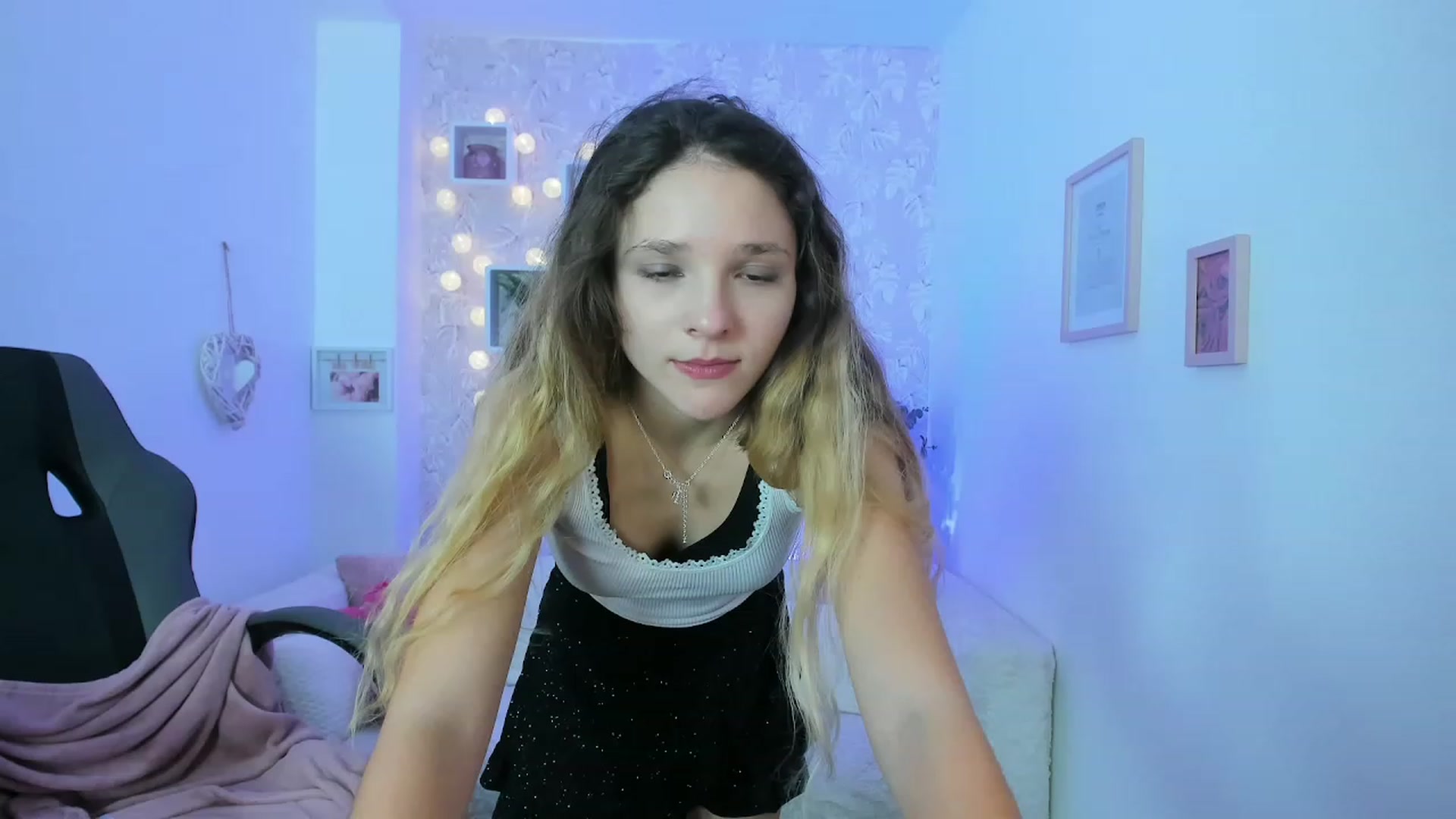 Gallery image thumbnail from Riley_Cutie's myfreecams stream on, 12/19/2022, 15:15 image 14 of 20