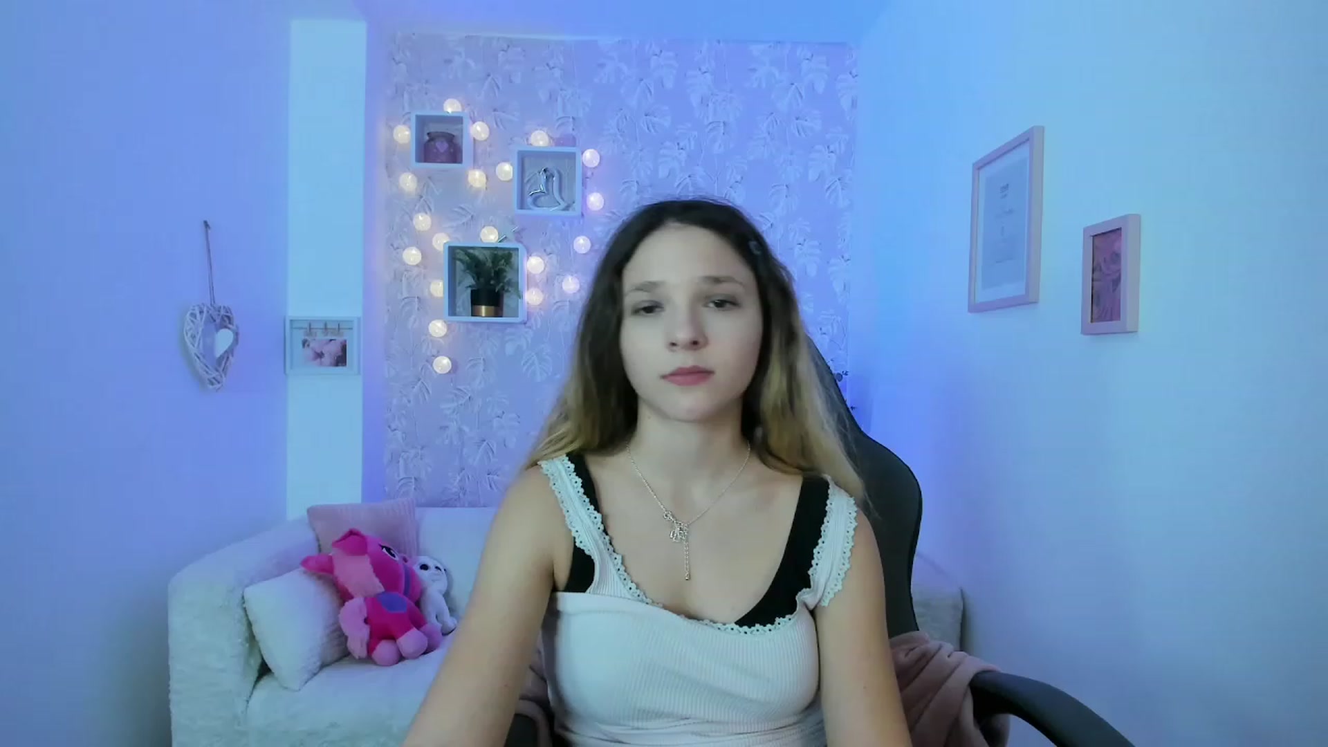 Gallery image thumbnail from Riley_Cutie's myfreecams stream on, 12/19/2022, 15:15 image 4 of 20