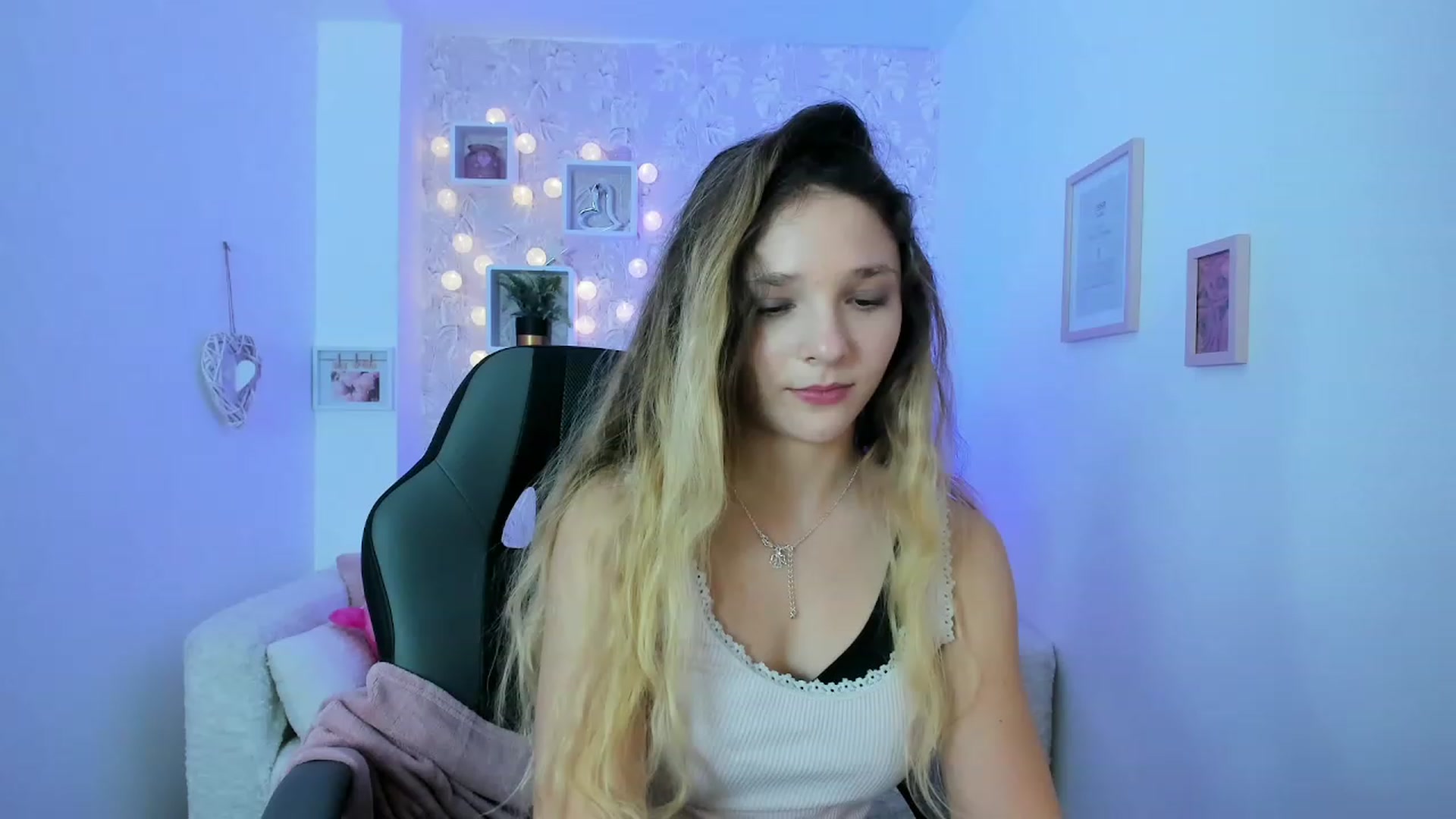 Gallery image thumbnail from Riley_Cutie's myfreecams stream on, 12/19/2022, 15:15 image 15 of 20