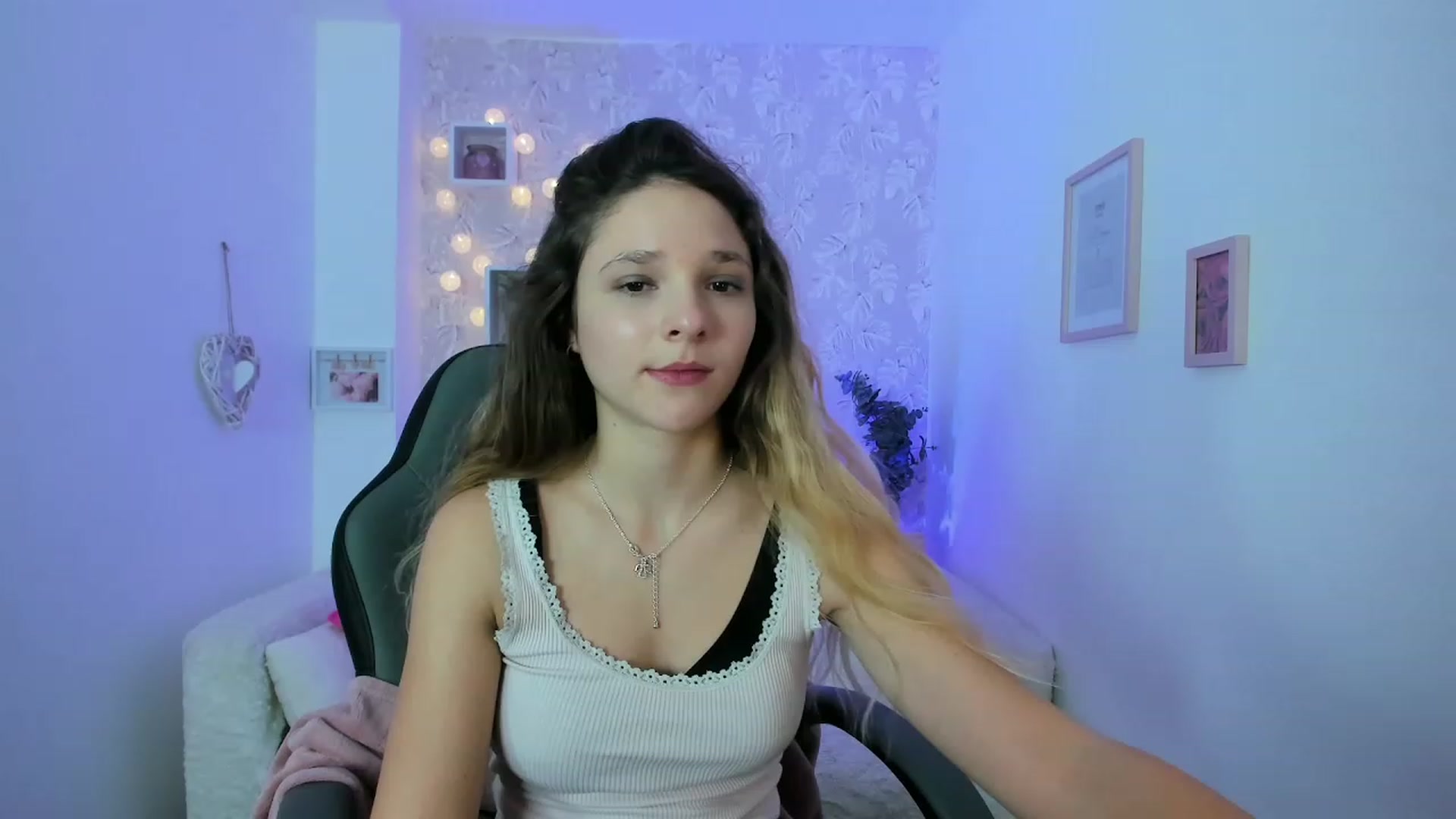Gallery image thumbnail from Riley_Cutie's myfreecams stream on, 12/19/2022, 15:15 image 17 of 20