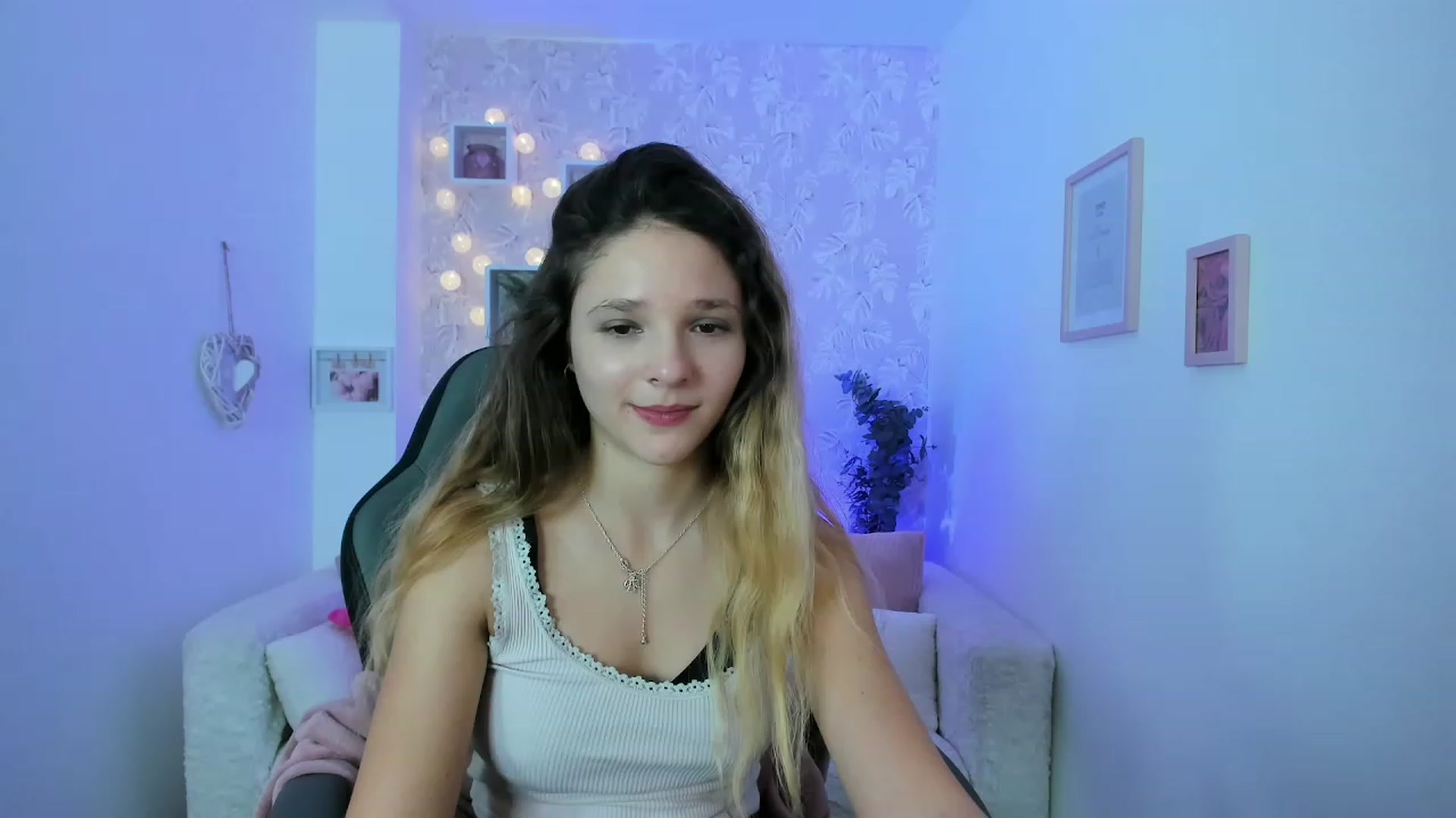 Gallery image thumbnail from Riley_Cutie's myfreecams stream on, 12/19/2022, 15:15 image 20 of 20