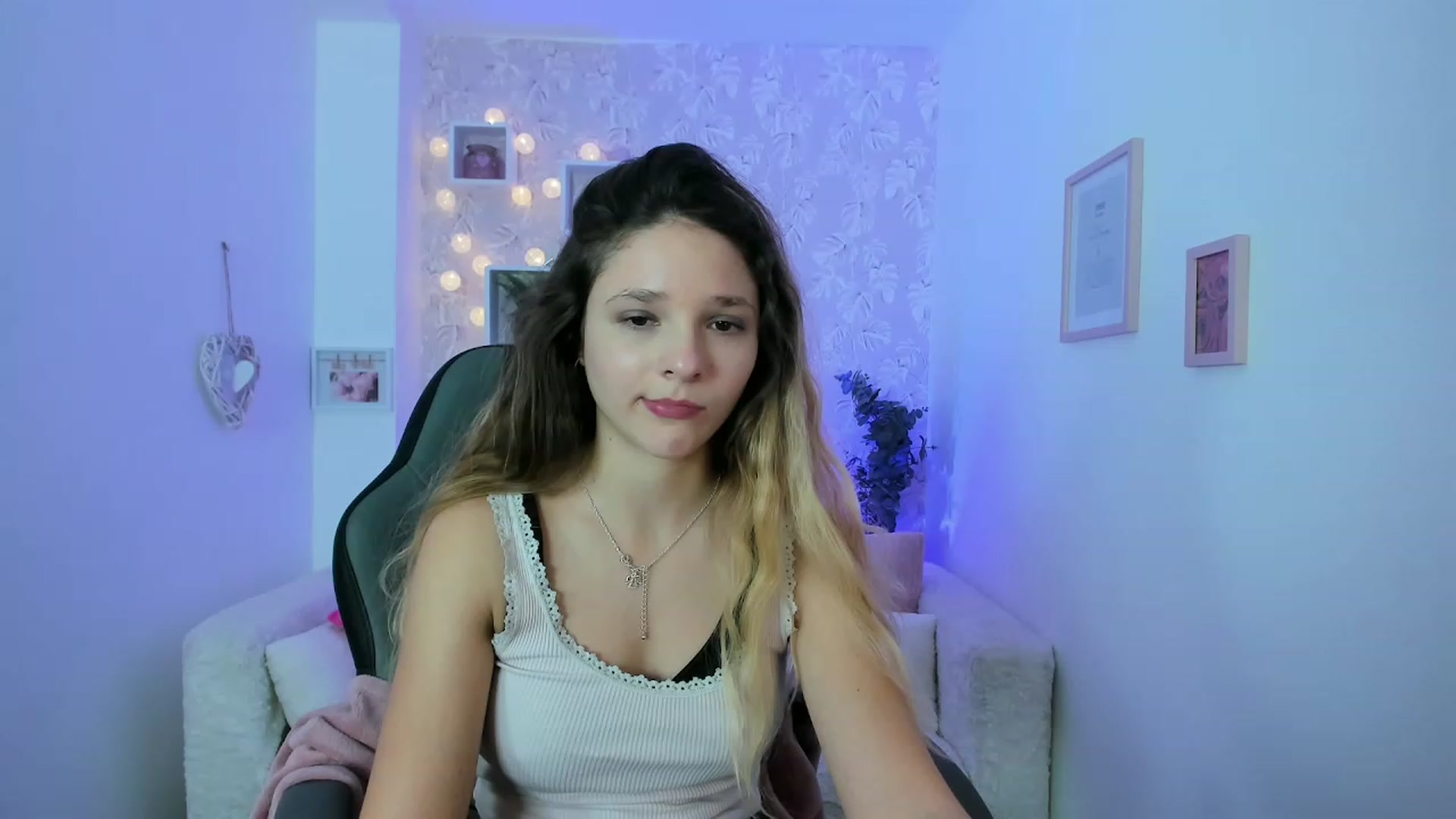 Gallery image thumbnail from Riley_Cutie's myfreecams stream on, 12/19/2022, 15:15 image 18 of 20