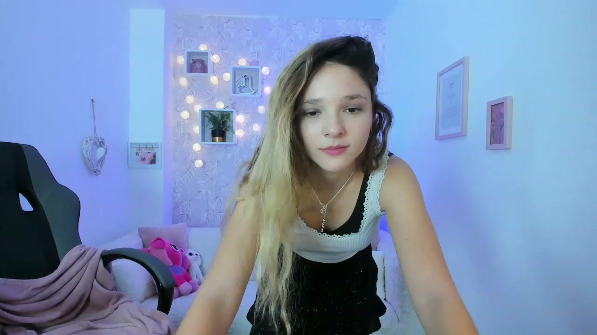 Gallery image thumbnail from Riley_Cutie's myfreecams stream on, 12/19/2022, 15:15 image 11 of 20
