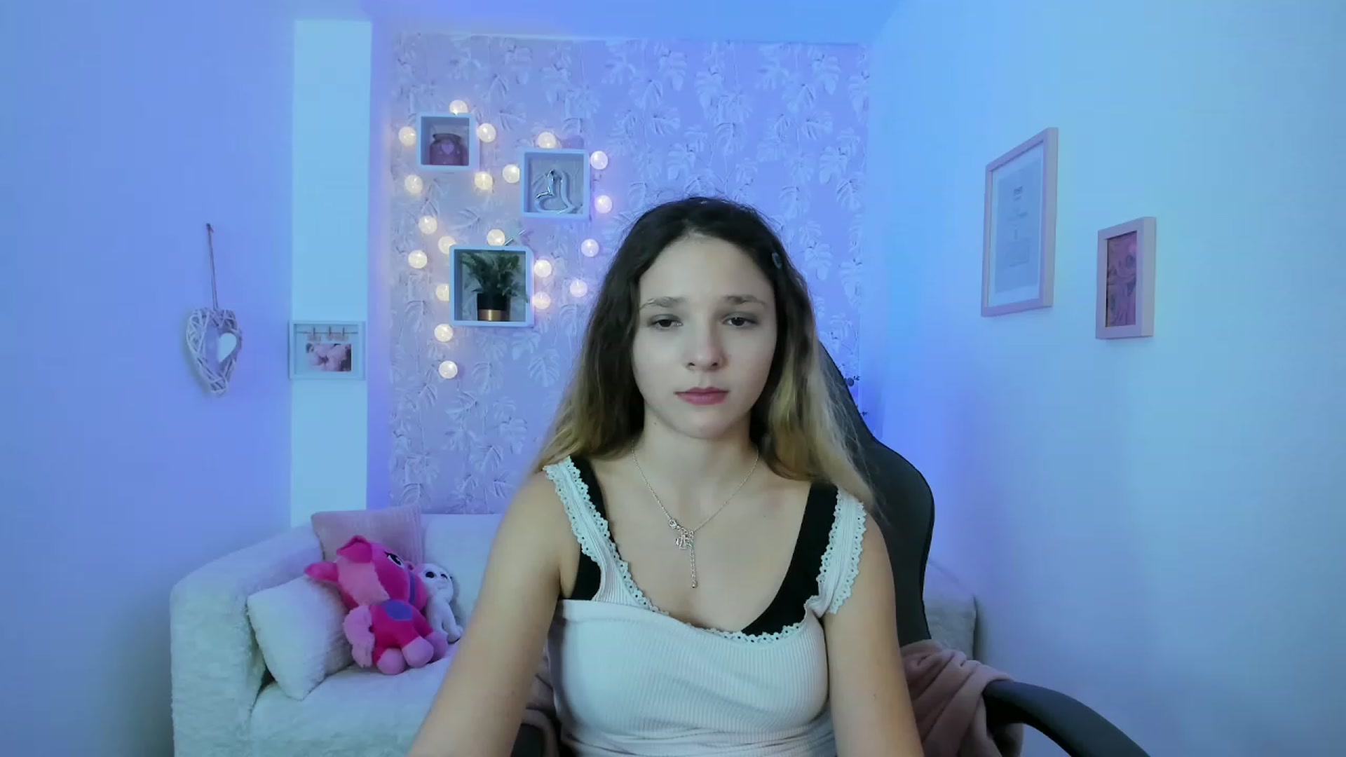 Gallery image thumbnail from Riley_Cutie's myfreecams stream on, 12/19/2022, 15:15 image 2 of 20