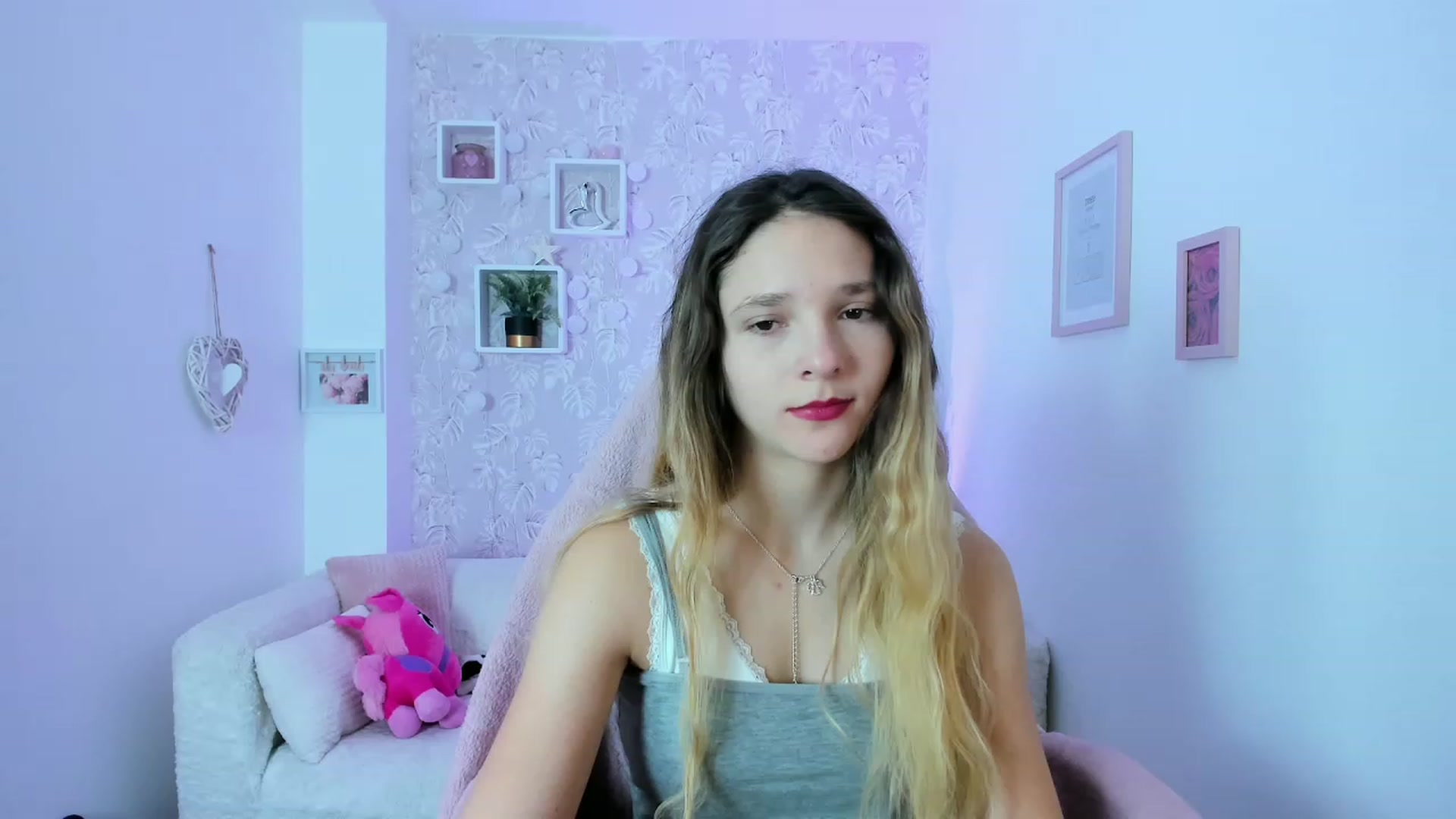 Gallery image thumbnail from Riley_Cutie's myfreecams stream on, 12/20/2022, 09:43 image 5 of 20