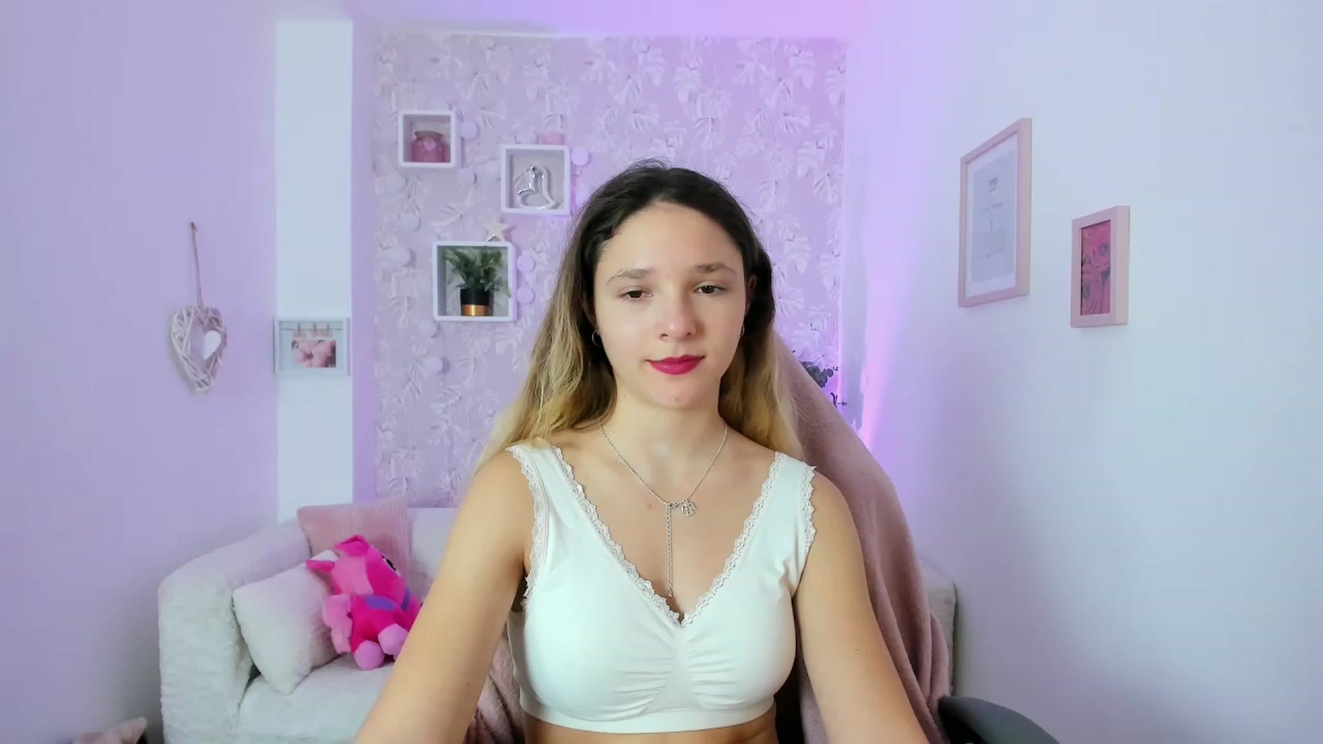 Gallery image thumbnail from Riley_Cutie's myfreecams stream on, 12/20/2022, 13:10 image 6 of 20