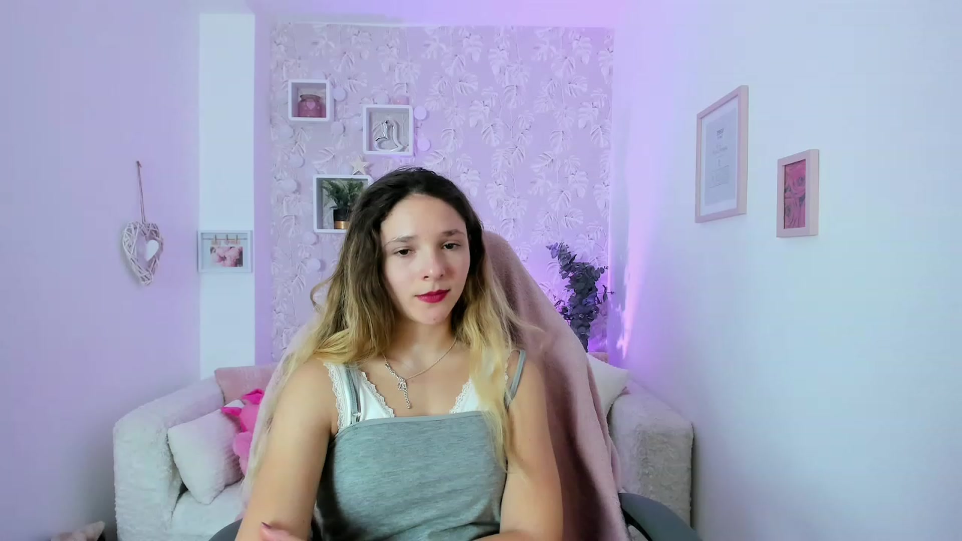 Gallery image thumbnail from Riley_Cutie's myfreecams stream on, 12/20/2022, 13:10 image 2 of 20