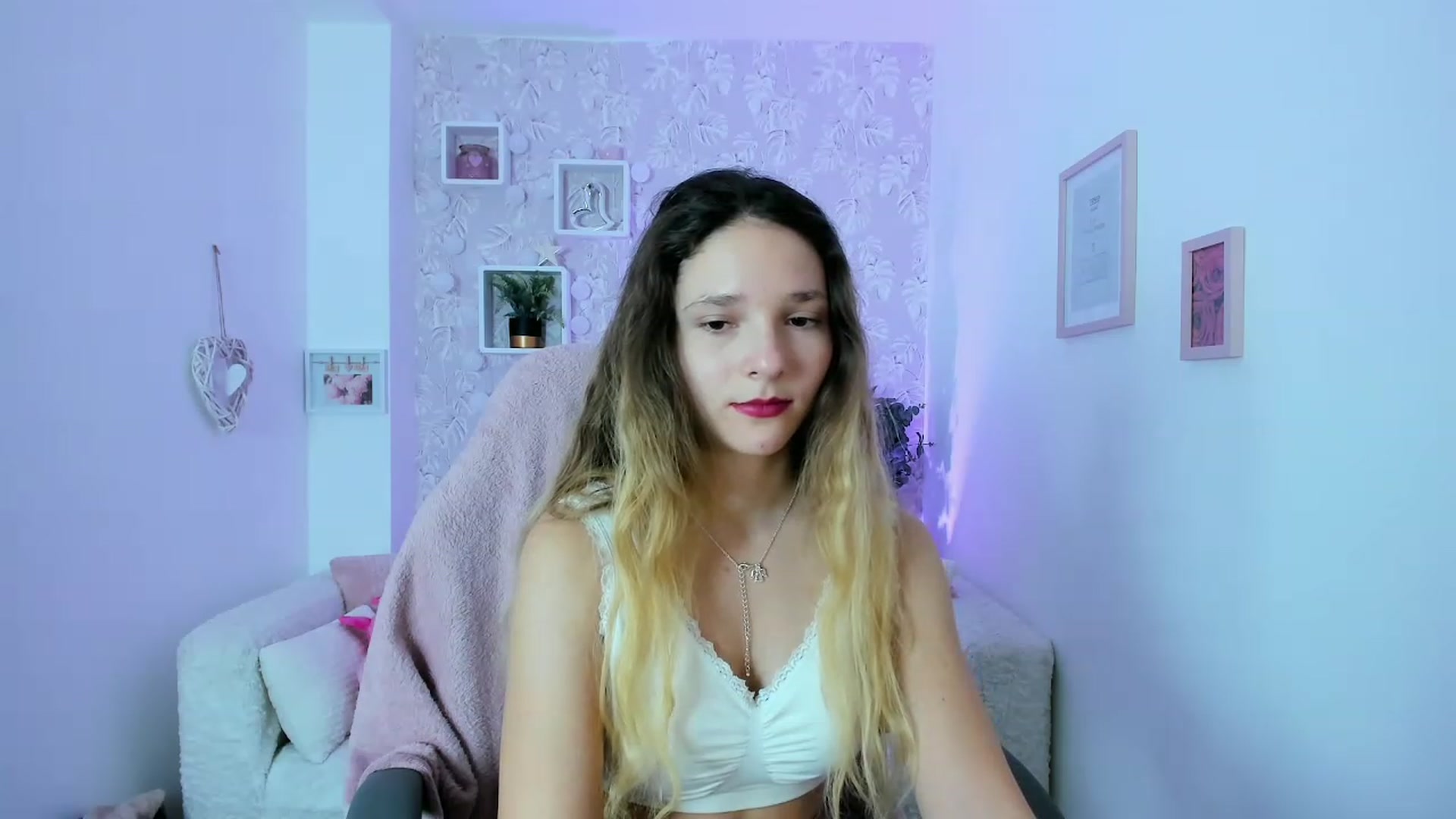 Gallery image thumbnail from Riley_Cutie's myfreecams stream on, 12/20/2022, 13:10 image 16 of 20