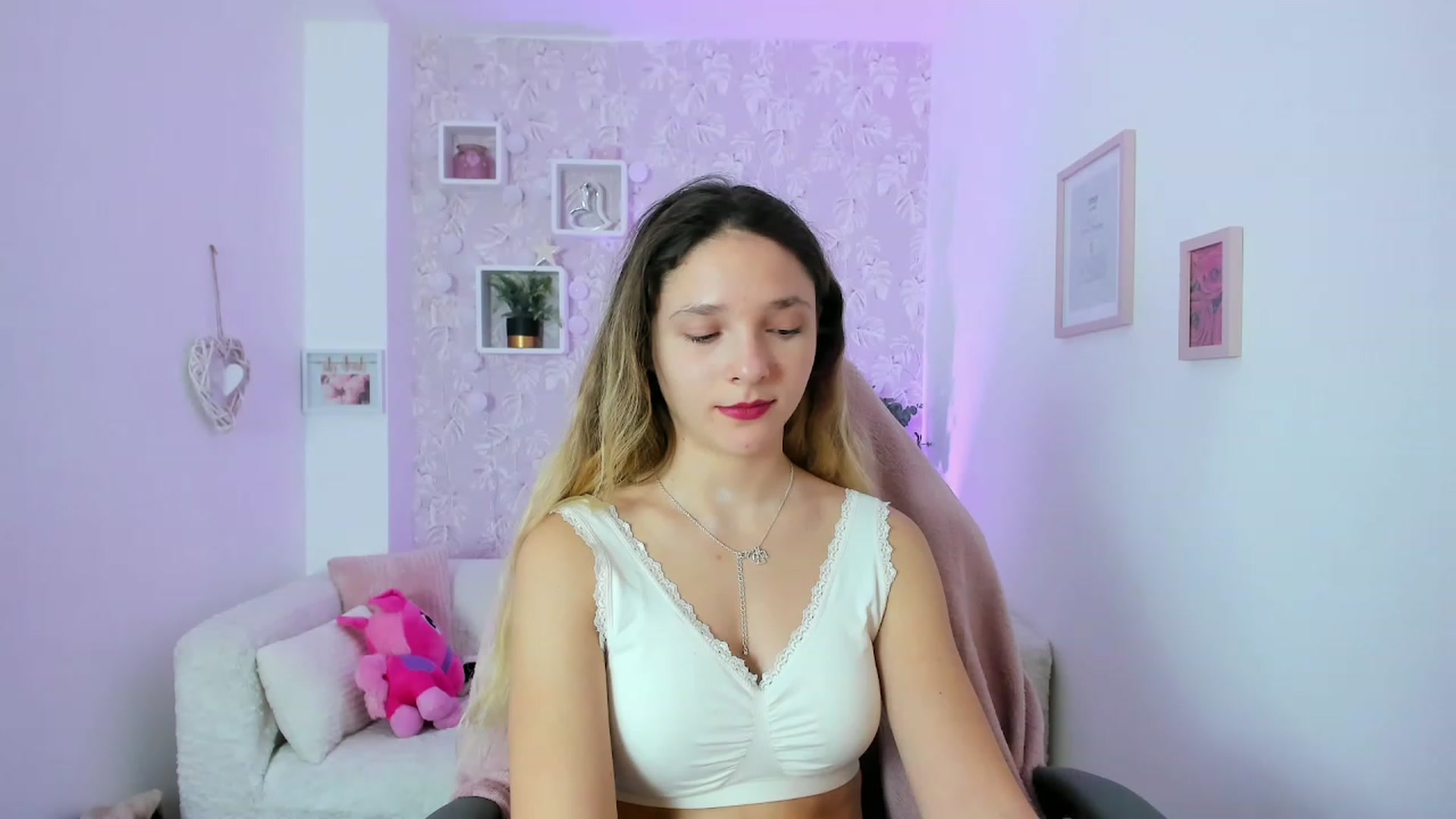 Gallery image thumbnail from Riley_Cutie's myfreecams stream on, 12/20/2022, 13:10 image 7 of 20