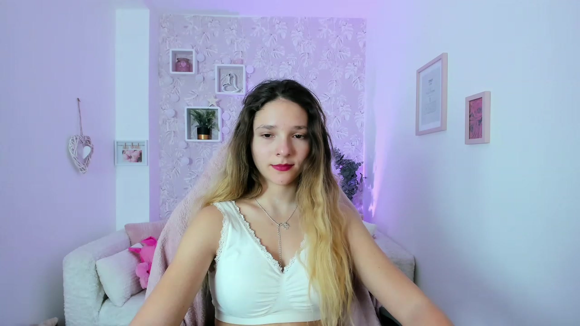 Gallery image thumbnail from Riley_Cutie's myfreecams stream on, 12/20/2022, 13:10 image 19 of 20