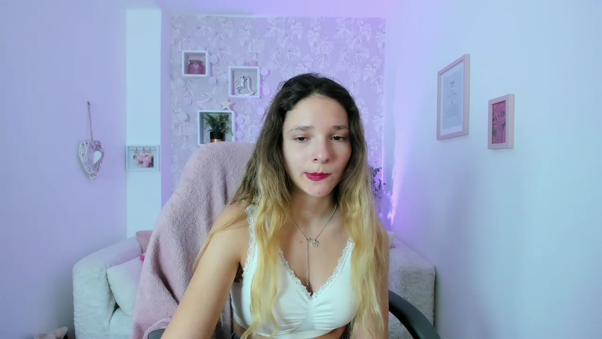 Gallery image thumbnail from Riley_Cutie's myfreecams stream on, 12/20/2022, 13:10 image 14 of 20