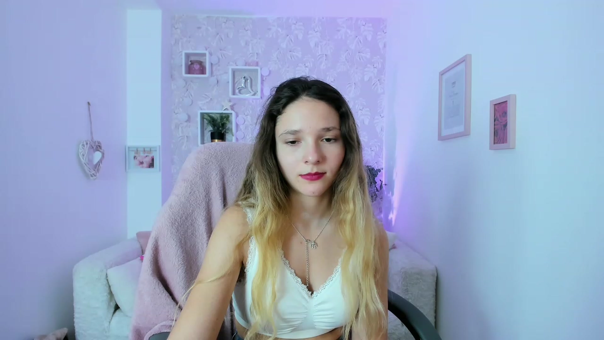 Gallery image thumbnail from Riley_Cutie's myfreecams stream on, 12/20/2022, 13:10 image 15 of 20