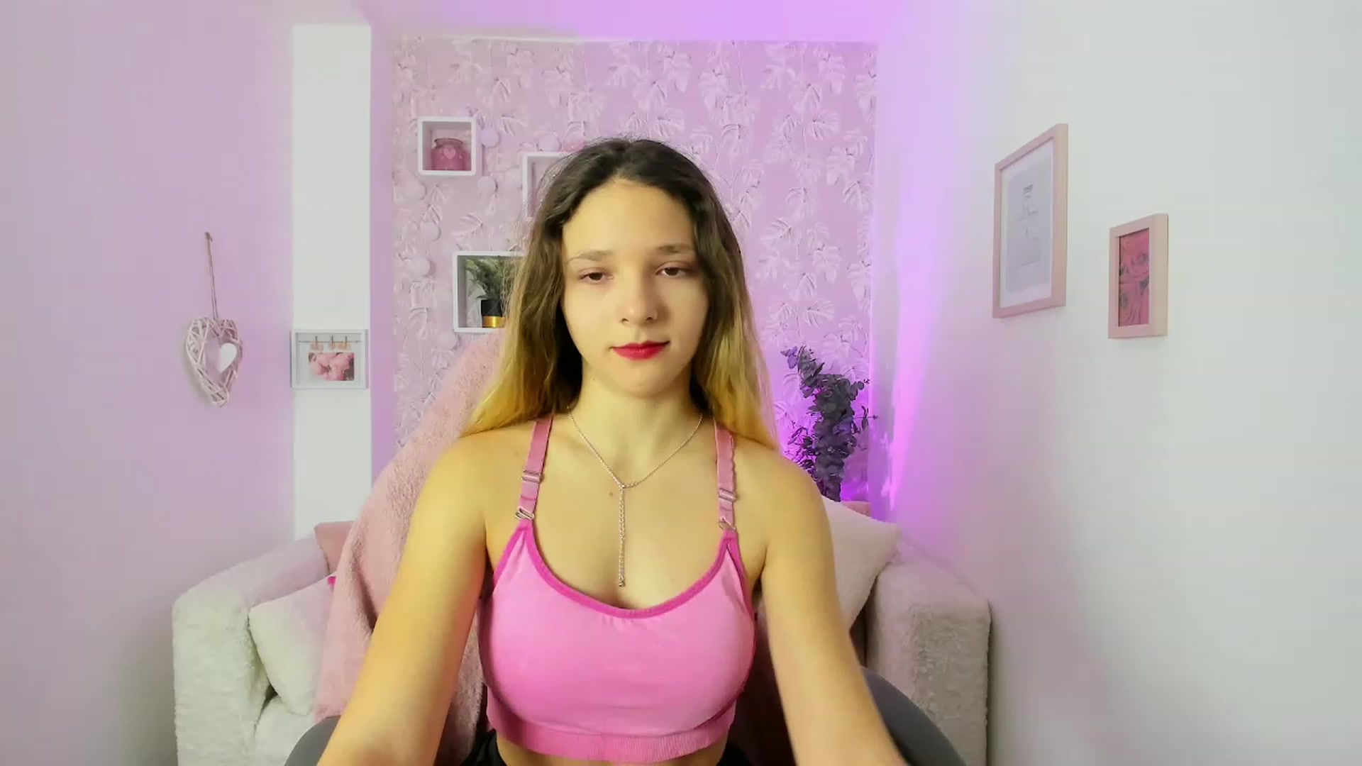 Gallery image thumbnail from Riley_Cutie's myfreecams stream on, 12/21/2022, 09:44 image 13 of 20