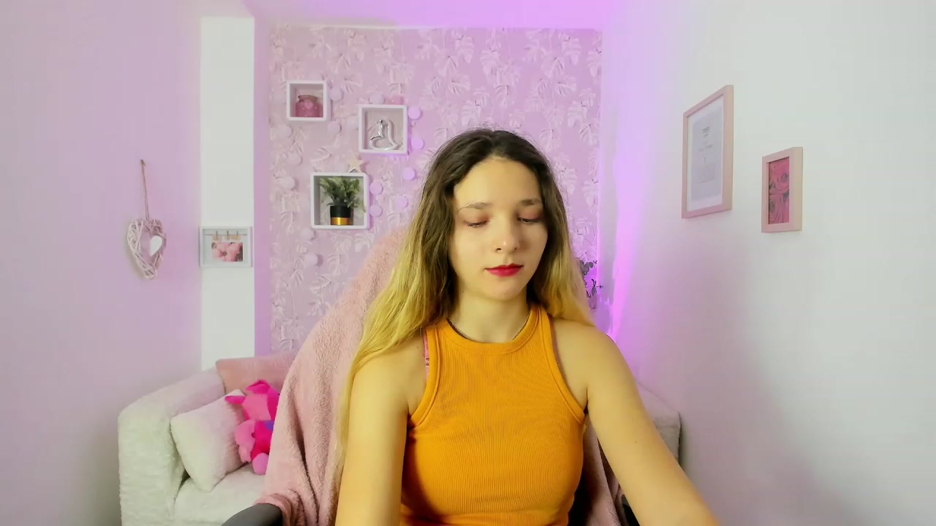 Gallery image thumbnail from Riley_Cutie's myfreecams stream on, 12/21/2022, 09:44 image 11 of 20