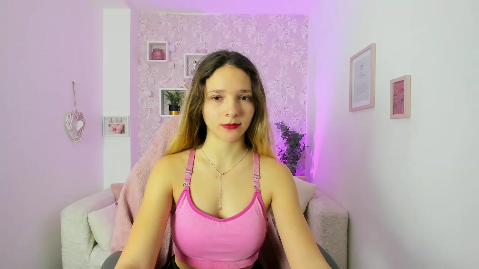 Gallery image thumbnail from Riley_Cutie's myfreecams stream on, 12/21/2022, 09:44 image 15 of 20