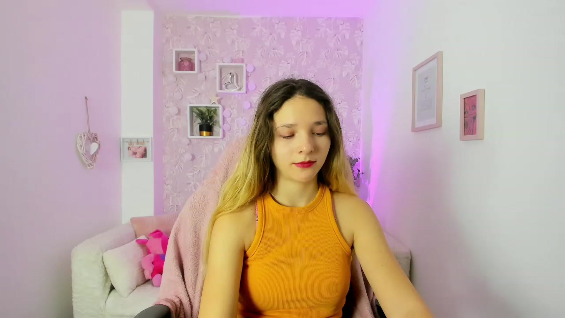 Gallery image thumbnail from Riley_Cutie's myfreecams stream on, 12/21/2022, 09:44 image 10 of 20