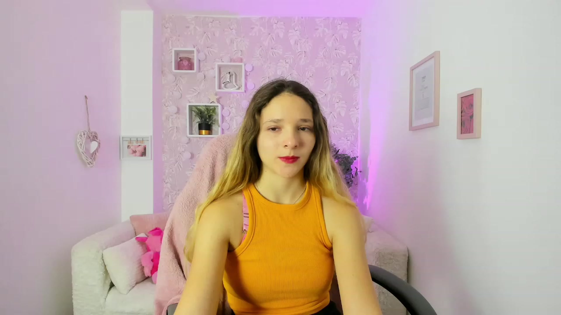 Gallery image thumbnail from Riley_Cutie's myfreecams stream on, 12/21/2022, 11:12 image 1 of 20