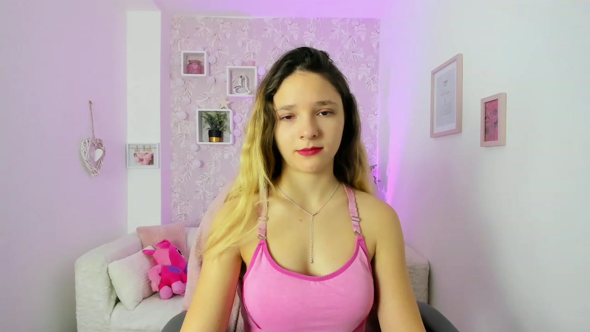 Gallery image thumbnail from Riley_Cutie's myfreecams stream on, 12/21/2022, 11:12 image 16 of 20