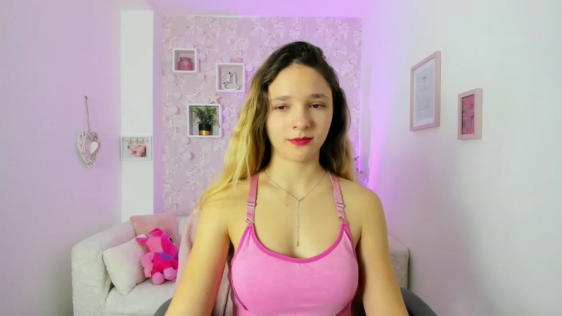 Gallery image thumbnail from Riley_Cutie's myfreecams stream on, 12/21/2022, 11:12 image 14 of 20