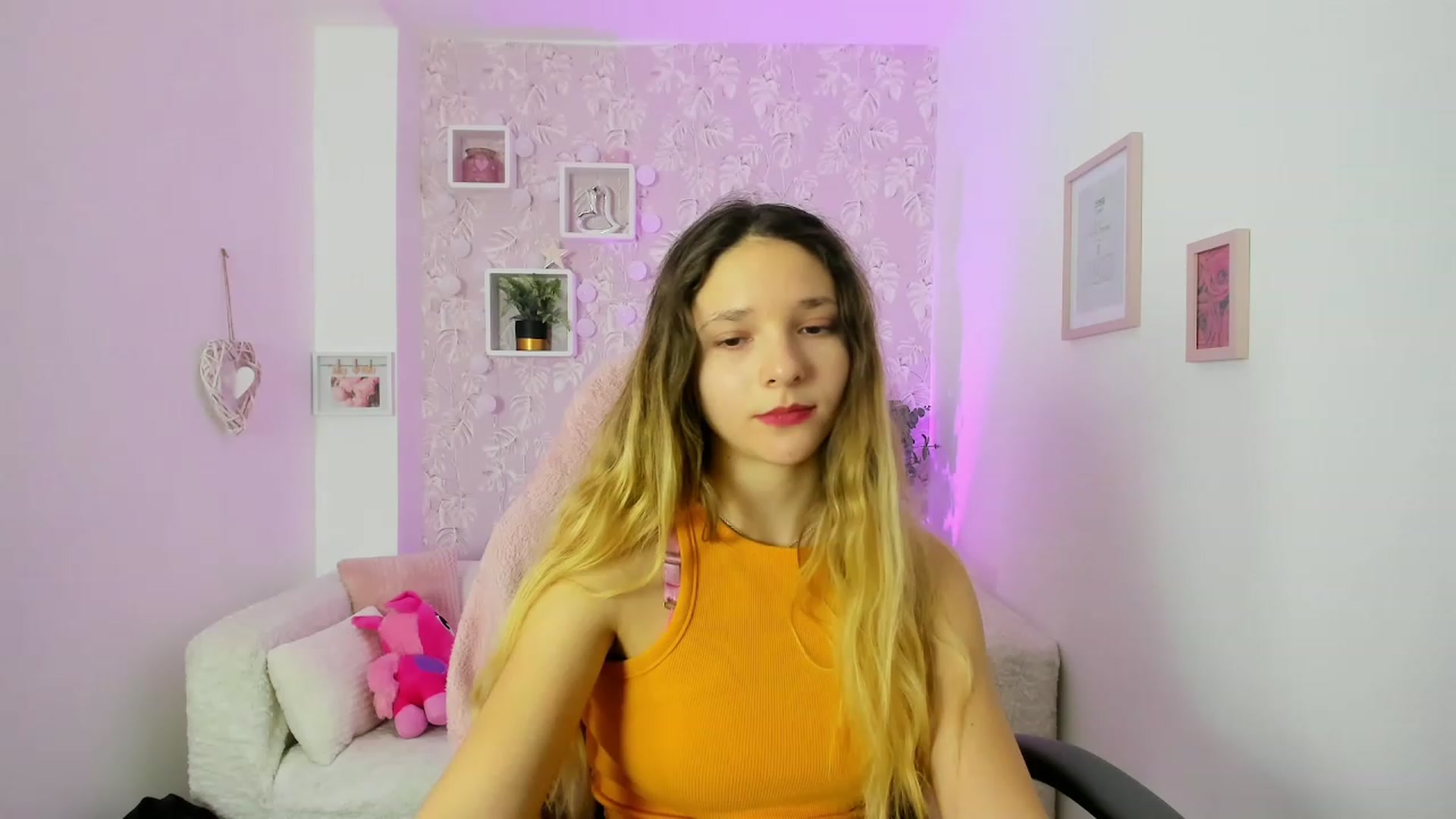 Gallery image thumbnail from Riley_Cutie's myfreecams stream on, 12/21/2022, 12:56 image 10 of 20