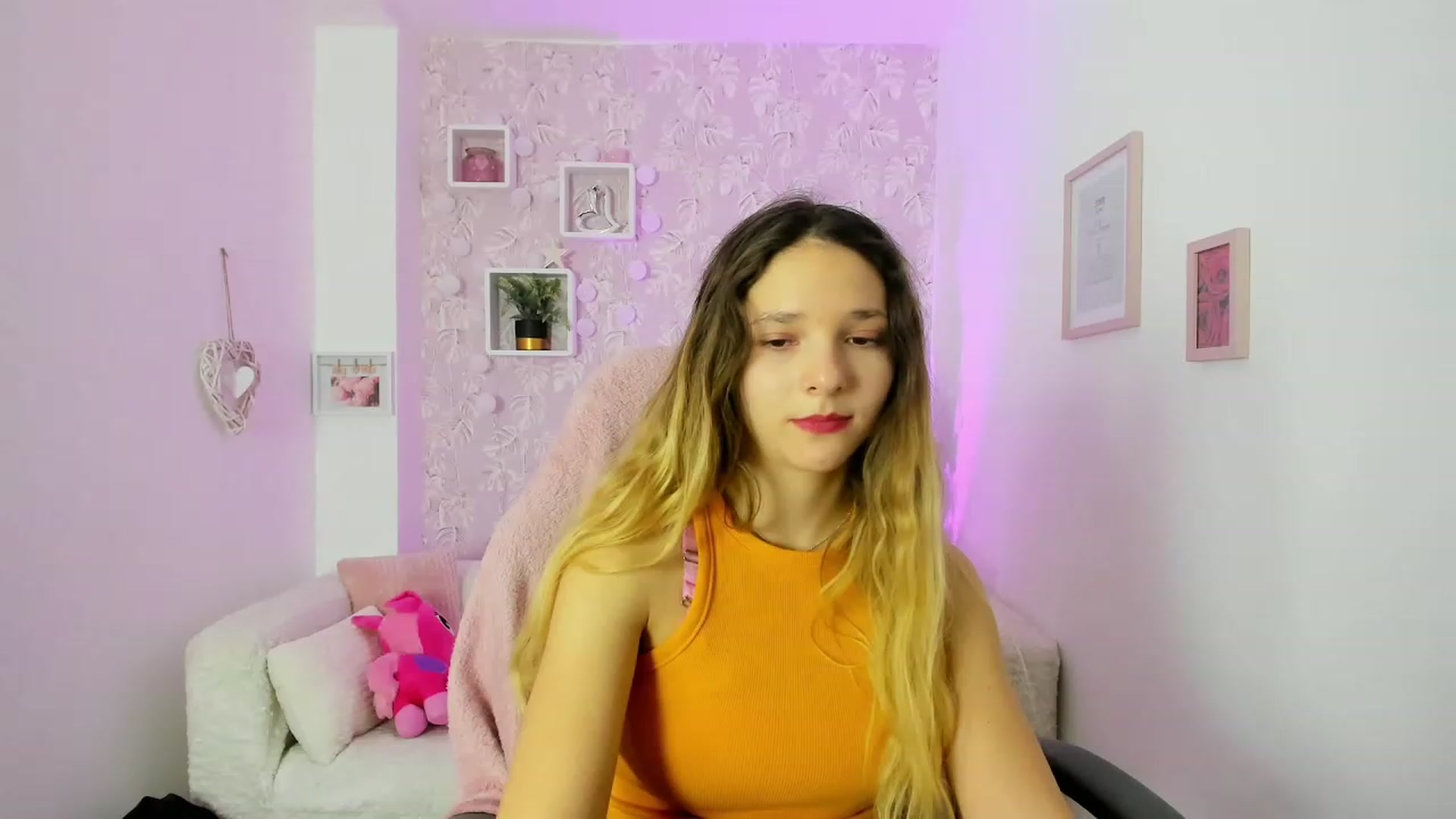 Gallery image thumbnail from Riley_Cutie's myfreecams stream on, 12/21/2022, 12:56 image 3 of 20