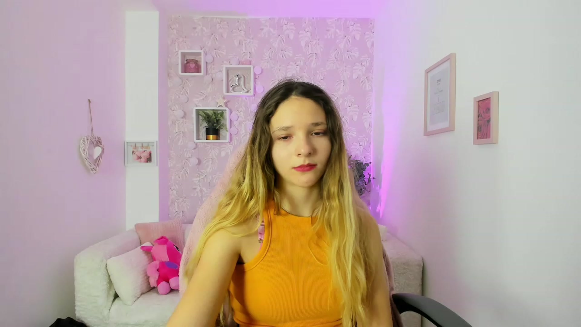 Gallery image thumbnail from Riley_Cutie's myfreecams stream on, 12/21/2022, 12:56 image 9 of 20