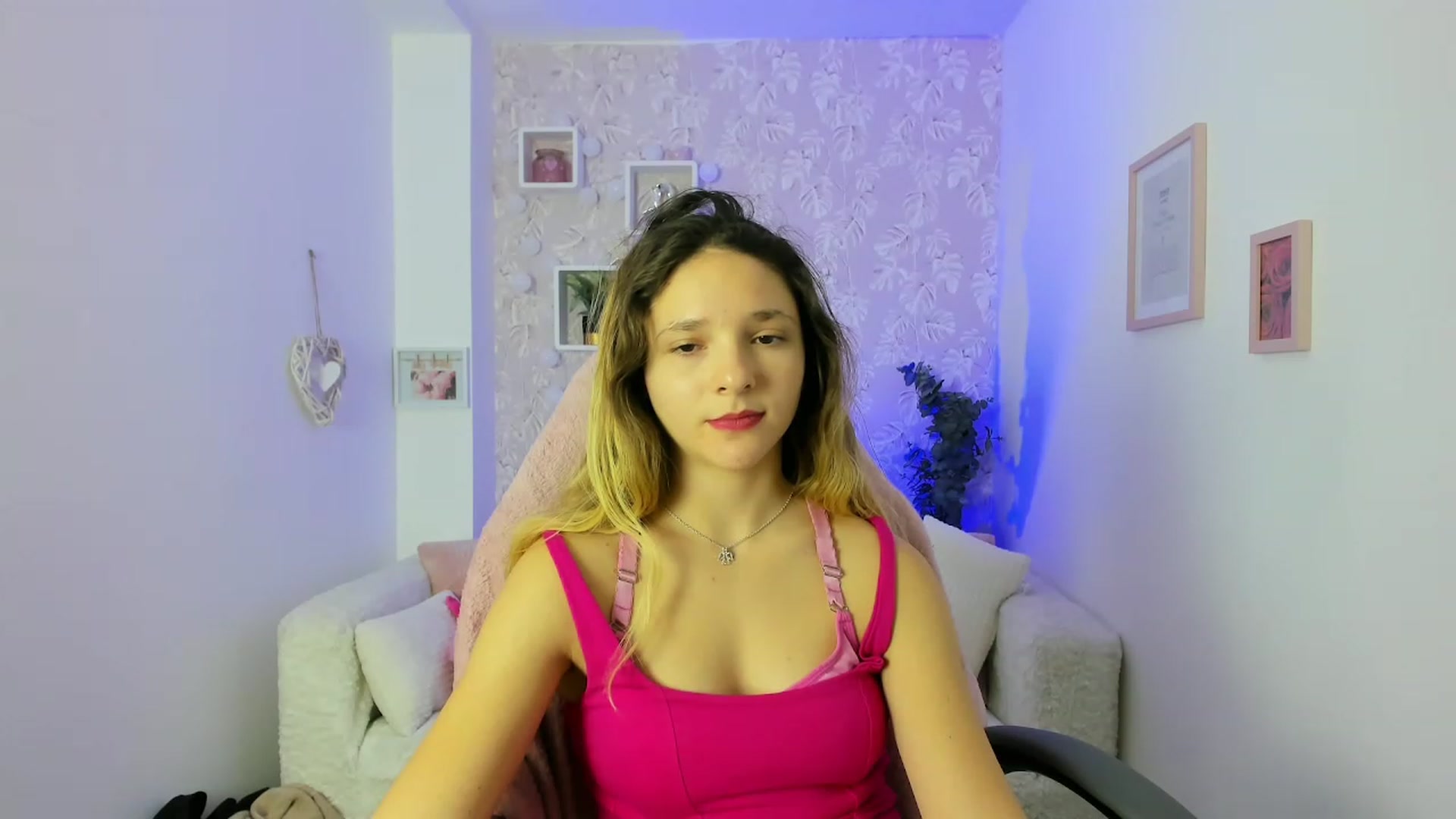 Gallery image thumbnail from Riley_Cutie's myfreecams stream on, 12/22/2022, 11:24 image 19 of 20