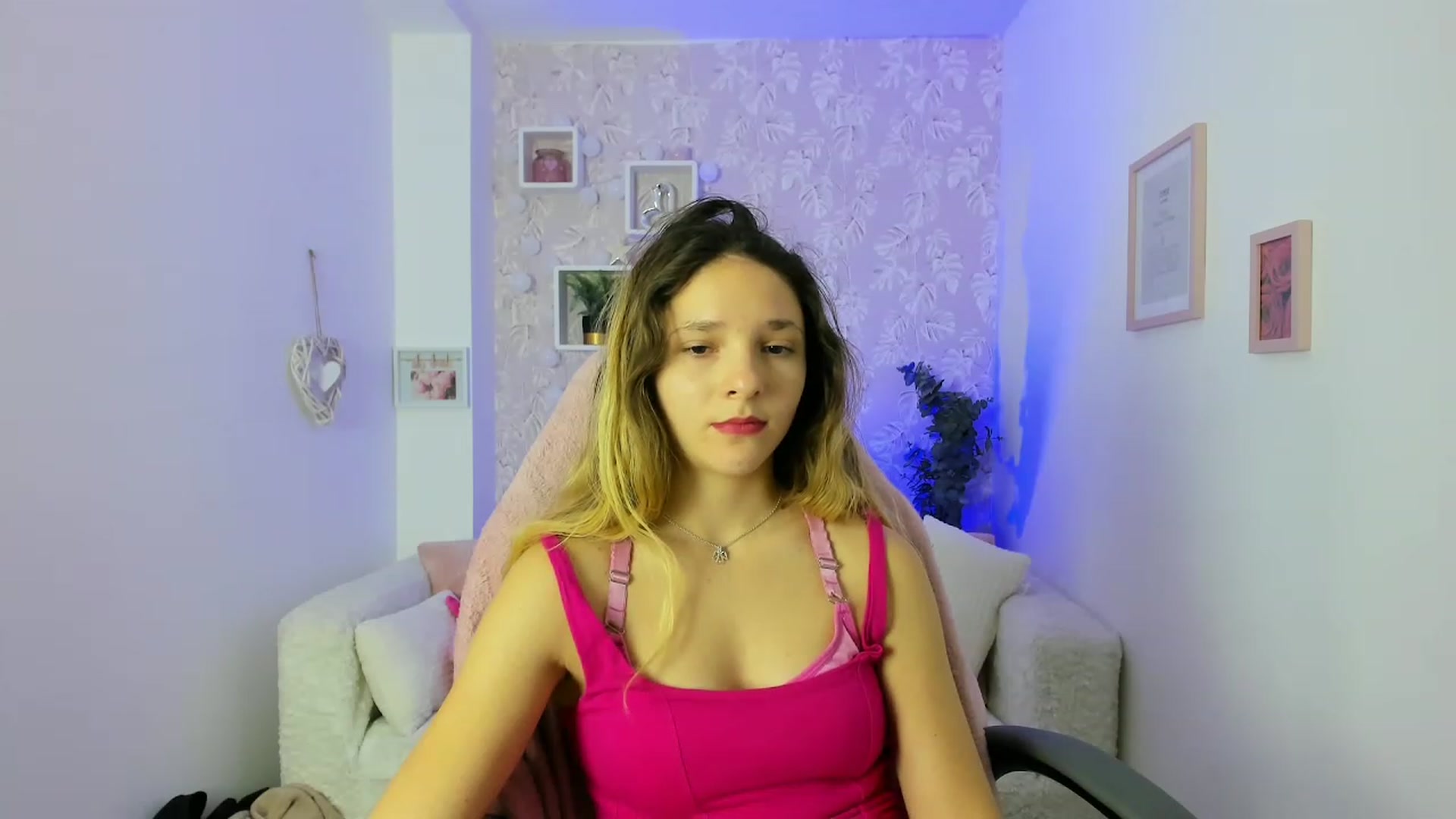Gallery image thumbnail from Riley_Cutie's myfreecams stream on, 12/22/2022, 11:24 image 20 of 20