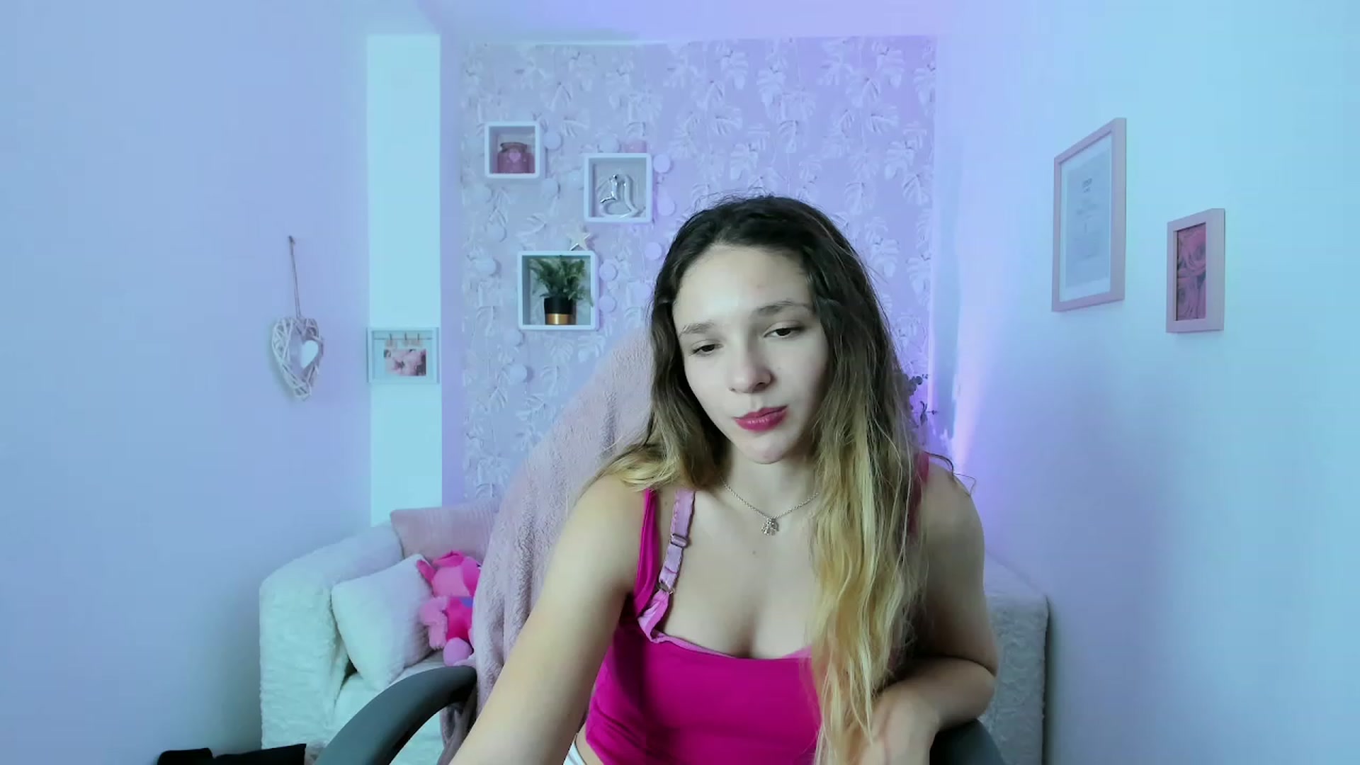 Gallery image thumbnail from Riley_Cutie's myfreecams stream on, 12/22/2022, 14:02 image 3 of 20