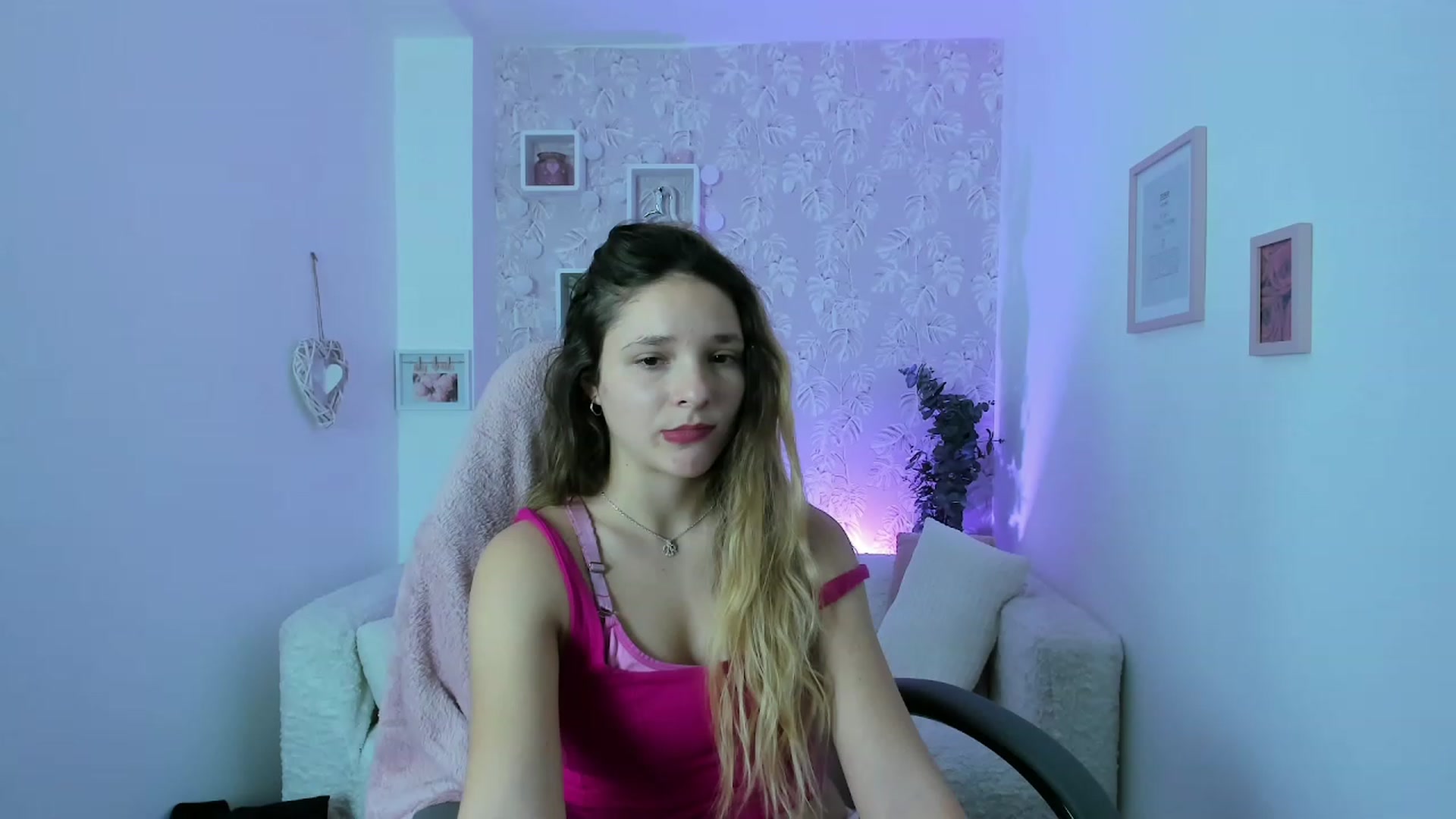 Gallery image thumbnail from Riley_Cutie's myfreecams stream on, 12/22/2022, 14:02 image 15 of 20