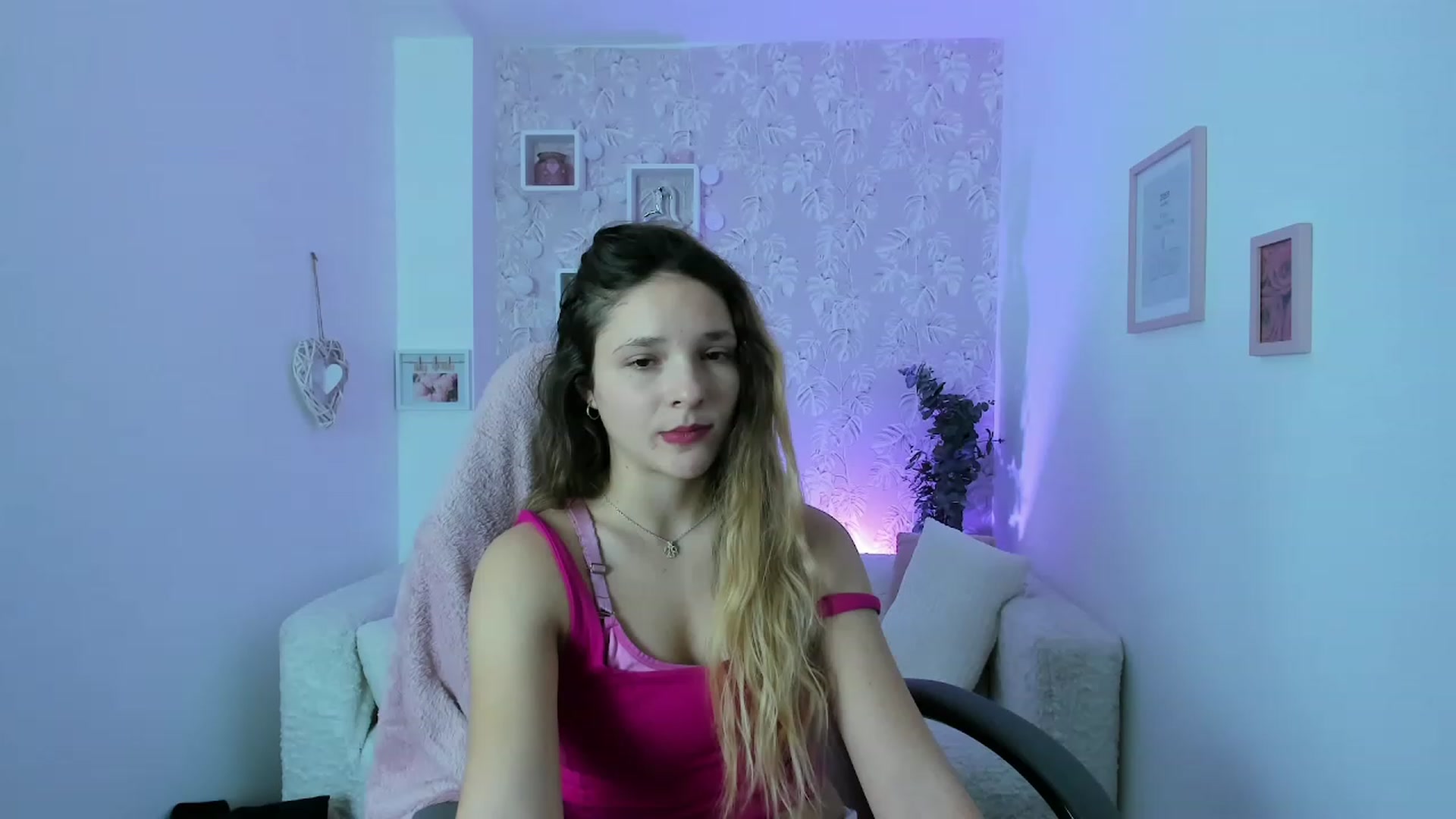 Gallery image thumbnail from Riley_Cutie's myfreecams stream on, 12/22/2022, 14:02 image 17 of 20