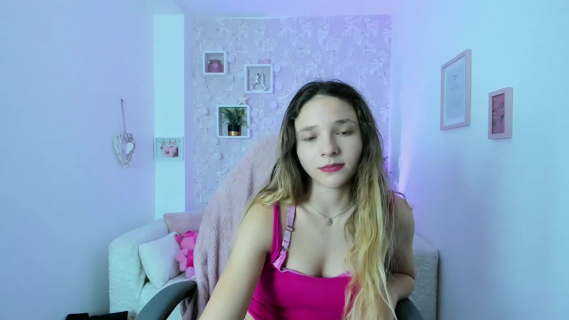 Gallery image thumbnail from Riley_Cutie's myfreecams stream on, 12/22/2022, 14:02 image 4 of 20