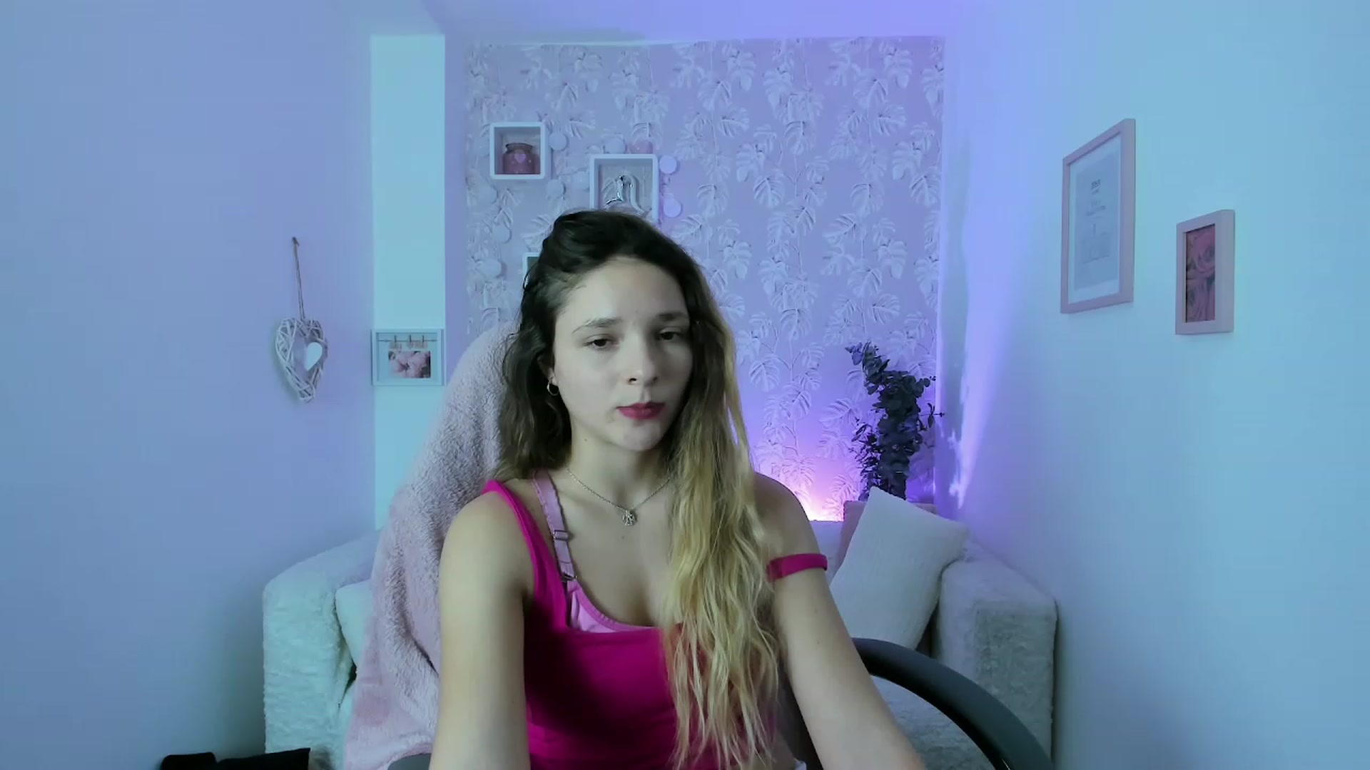 Gallery image thumbnail from Riley_Cutie's myfreecams stream on, 12/22/2022, 14:02 image 16 of 20