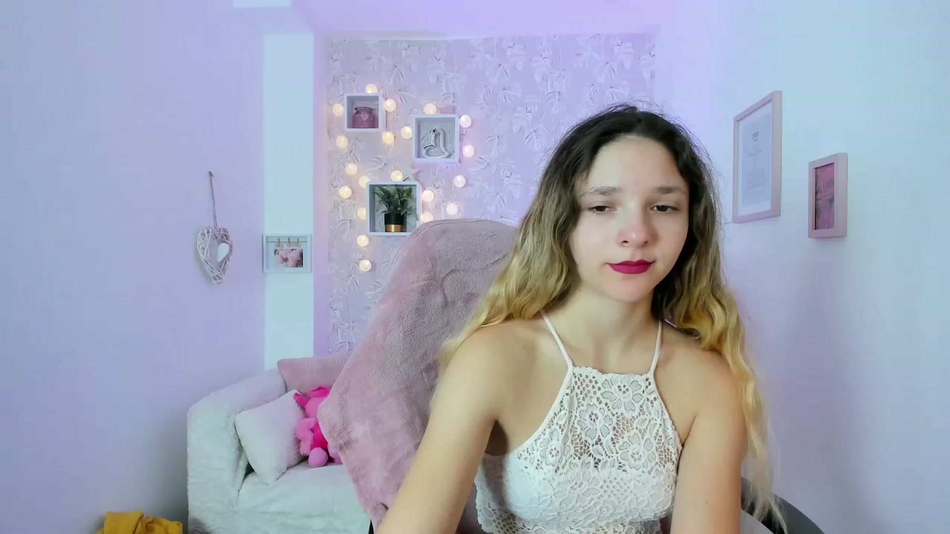 Gallery image thumbnail from Riley_Cutie's myfreecams stream on, 12/29/2022, 10:05 image 10 of 20