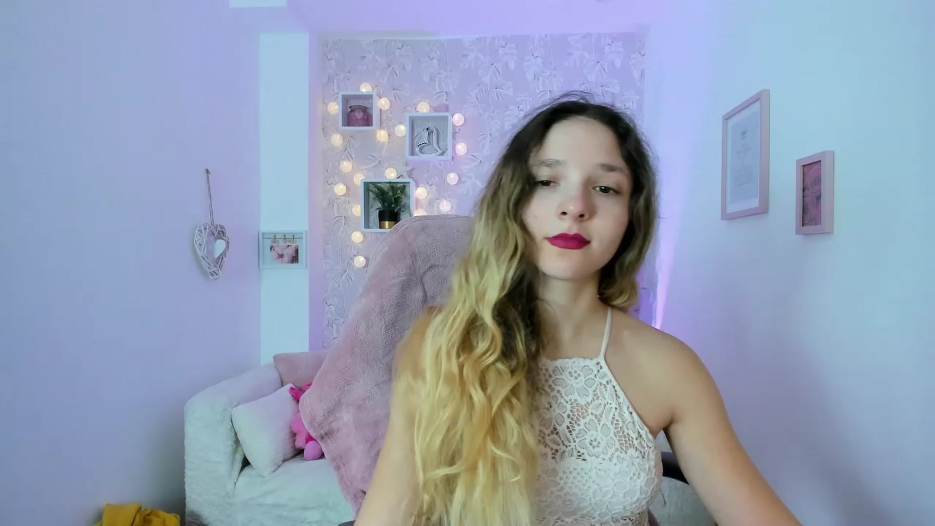 Gallery image thumbnail from Riley_Cutie's myfreecams stream on, 12/29/2022, 10:05 image 16 of 20