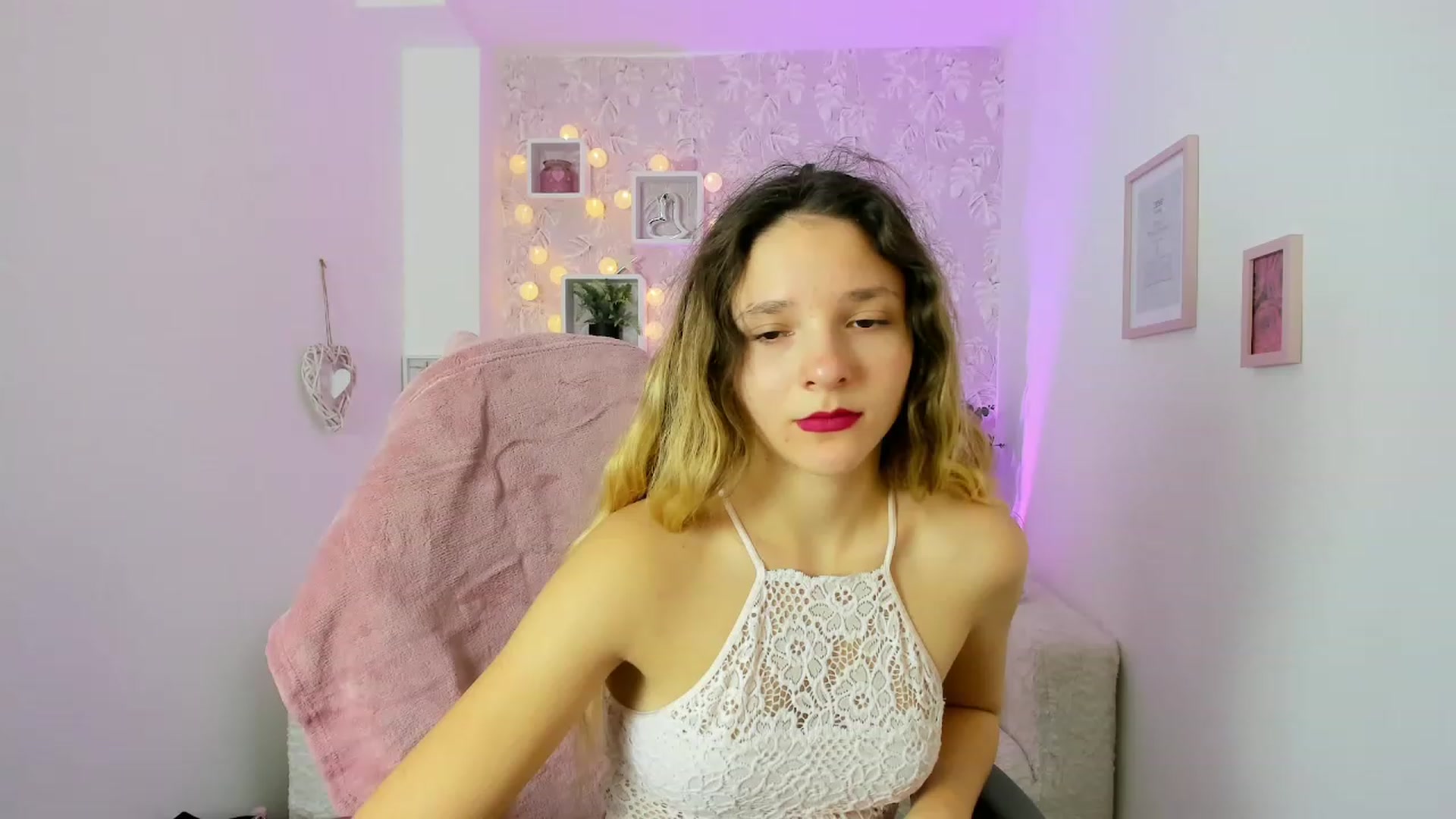Gallery image thumbnail from Riley_Cutie's myfreecams stream on, 12/29/2022, 11:43 image 17 of 20