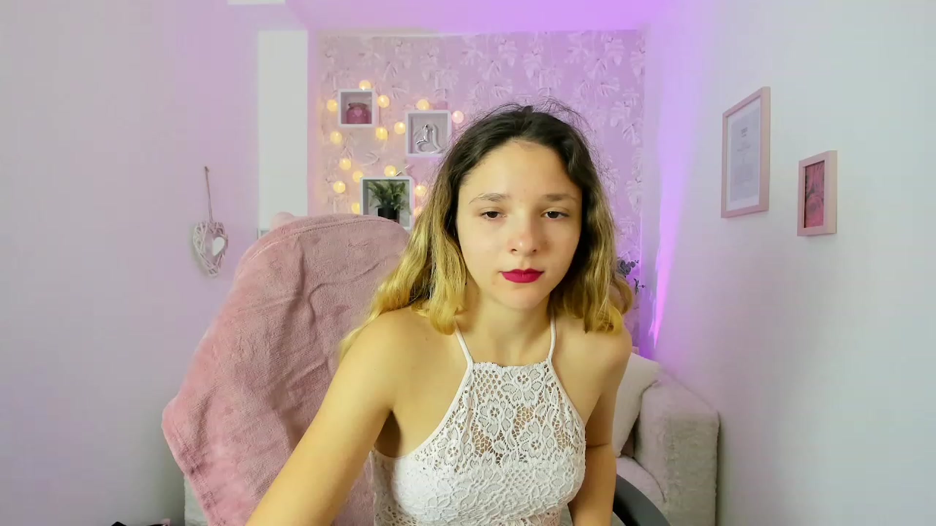 Gallery image thumbnail from Riley_Cutie's myfreecams stream on, 12/29/2022, 11:43 image 19 of 20