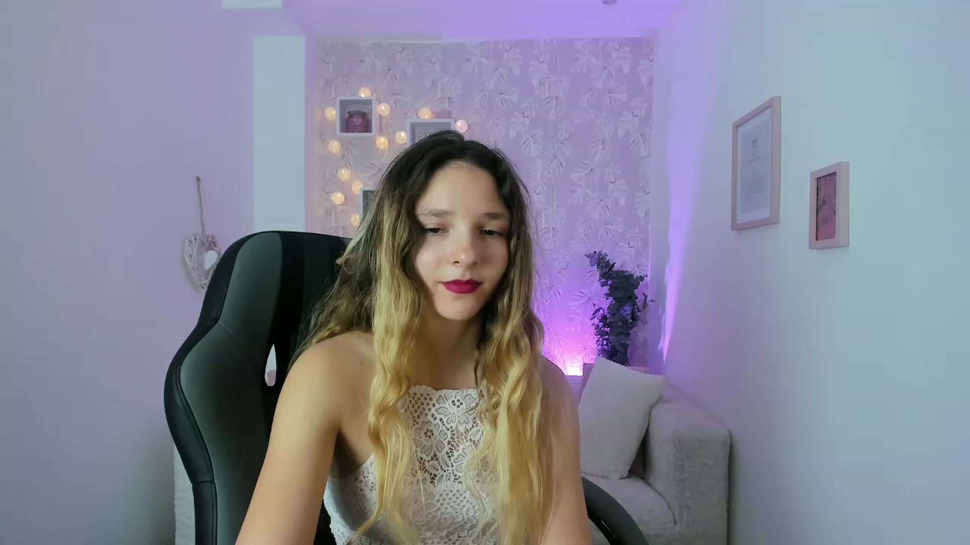 Gallery image thumbnail from Riley_Cutie's myfreecams stream on, 12/29/2022, 12:39 image 11 of 20
