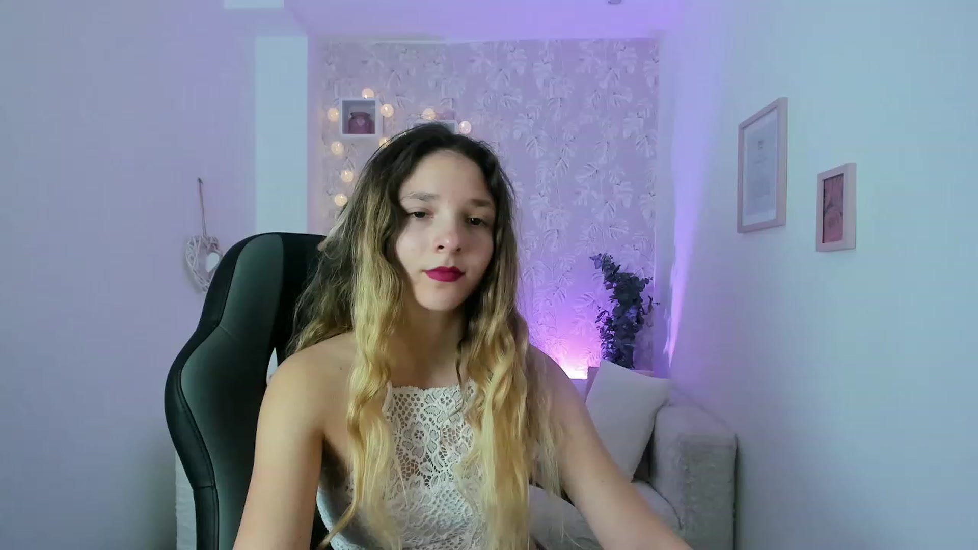 Gallery image thumbnail from Riley_Cutie's myfreecams stream on, 12/29/2022, 12:39 image 5 of 20