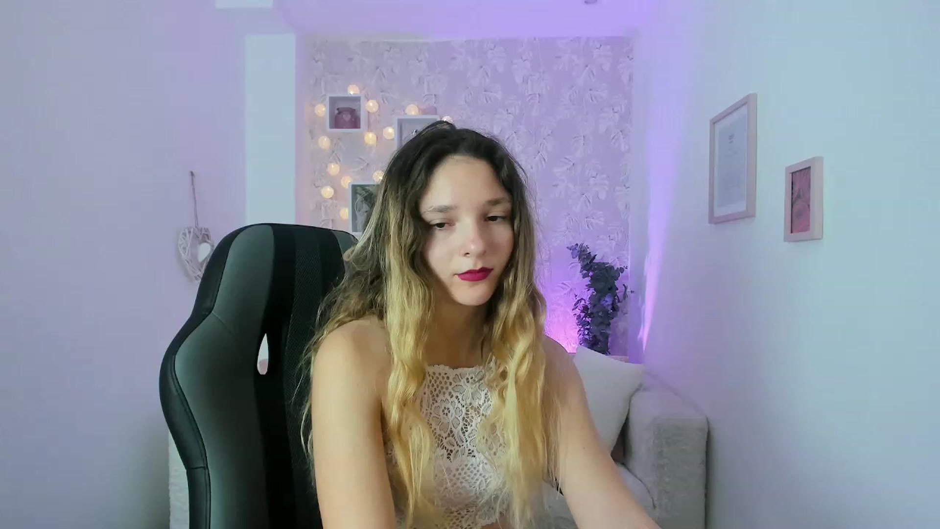 Gallery image thumbnail from Riley_Cutie's myfreecams stream on, 12/29/2022, 12:39 image 6 of 20