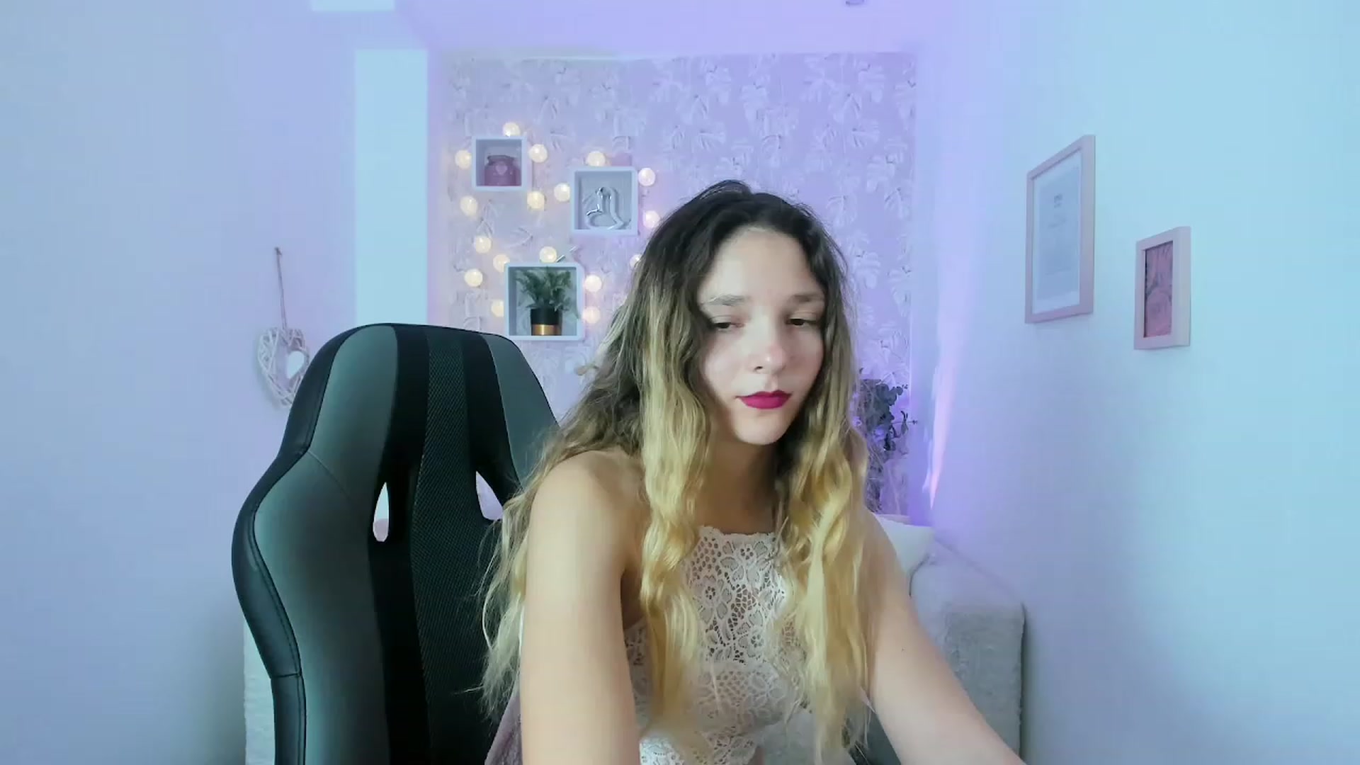 Gallery image thumbnail from Riley_Cutie's myfreecams stream on, 12/29/2022, 12:39 image 13 of 20