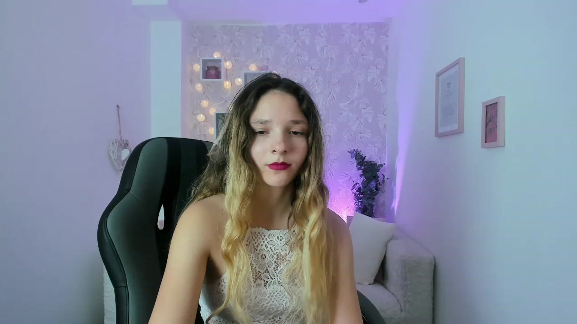Gallery image thumbnail from Riley_Cutie's myfreecams stream on, 12/29/2022, 12:39 image 14 of 20
