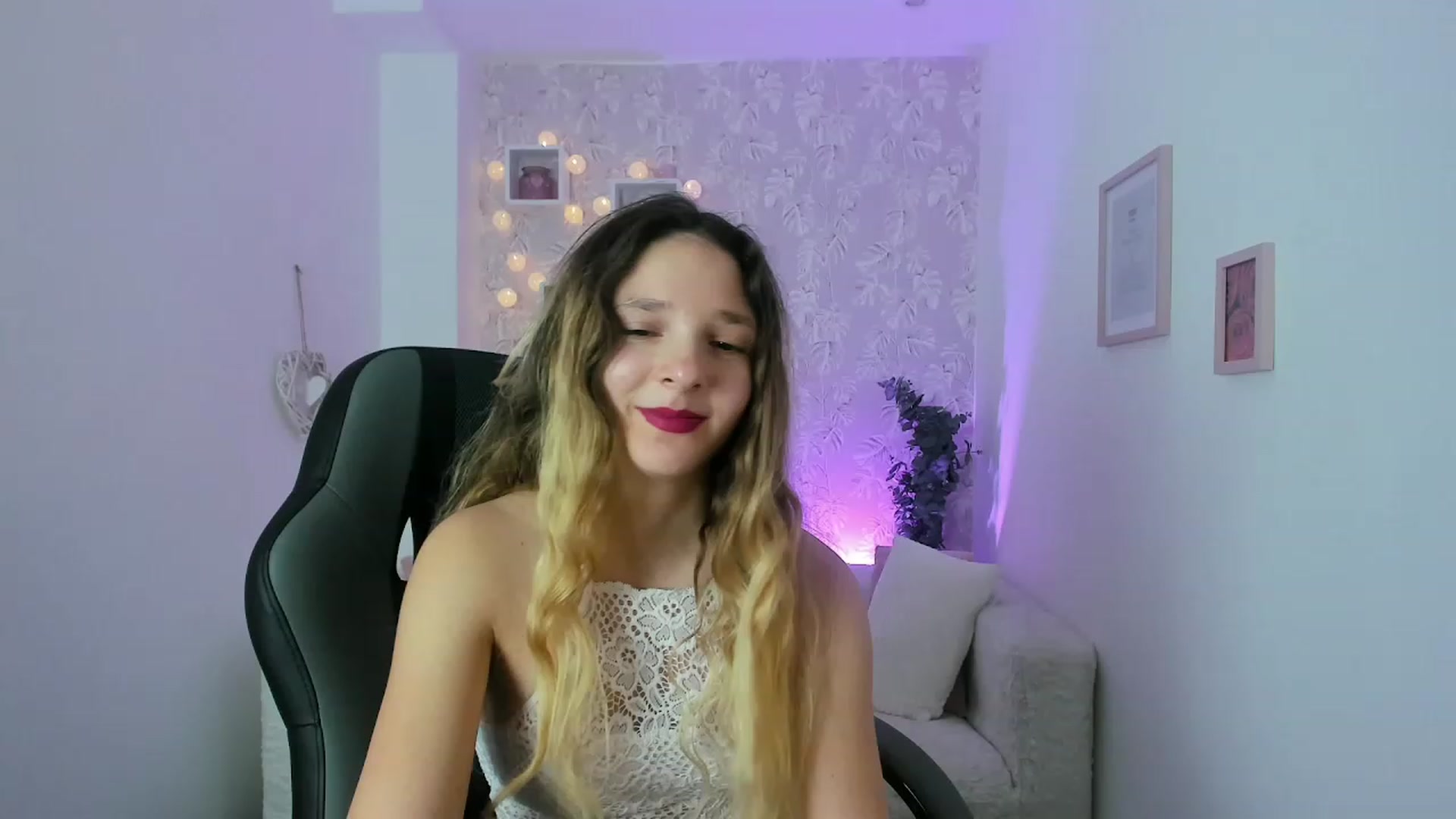 Gallery image thumbnail from Riley_Cutie's myfreecams stream on, 12/29/2022, 12:39 image 15 of 20