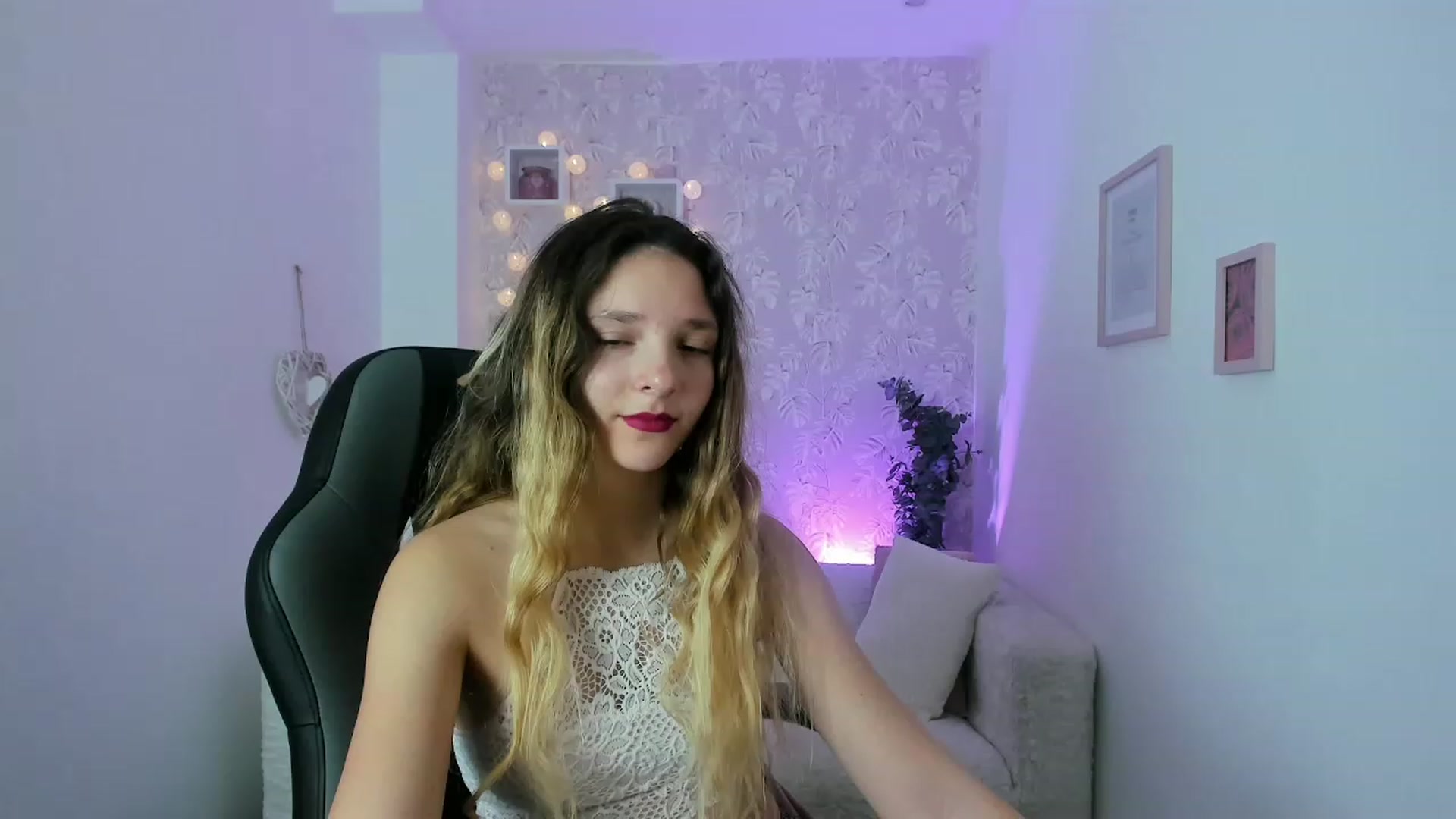 Gallery image thumbnail from Riley_Cutie's myfreecams stream on, 12/29/2022, 12:39 image 9 of 20