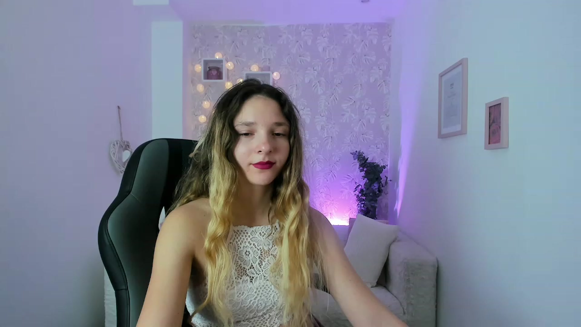 Gallery image thumbnail from Riley_Cutie's myfreecams stream on, 12/29/2022, 12:39 image 8 of 20