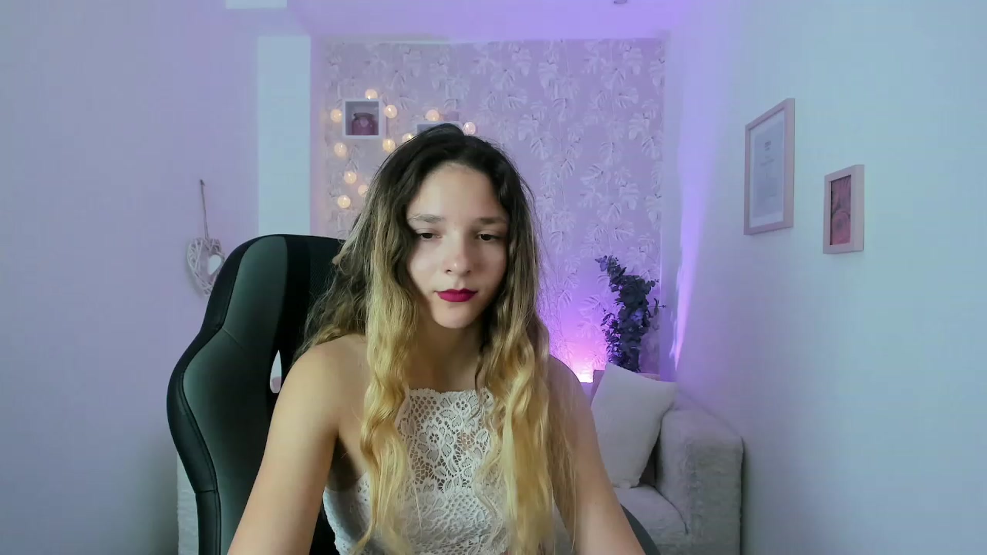 Gallery image thumbnail from Riley_Cutie's myfreecams stream on, 12/29/2022, 12:39 image 7 of 20