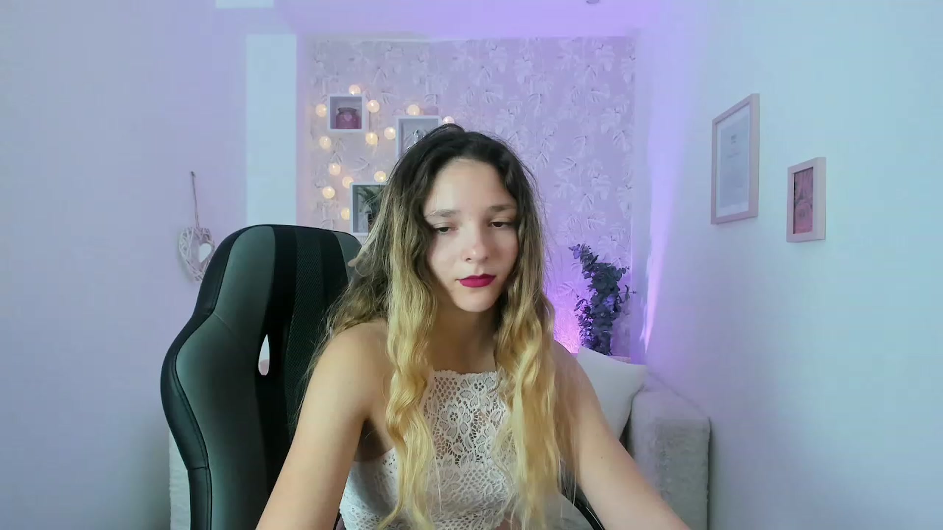 Gallery image thumbnail from Riley_Cutie's myfreecams stream on, 12/29/2022, 12:39 image 12 of 20