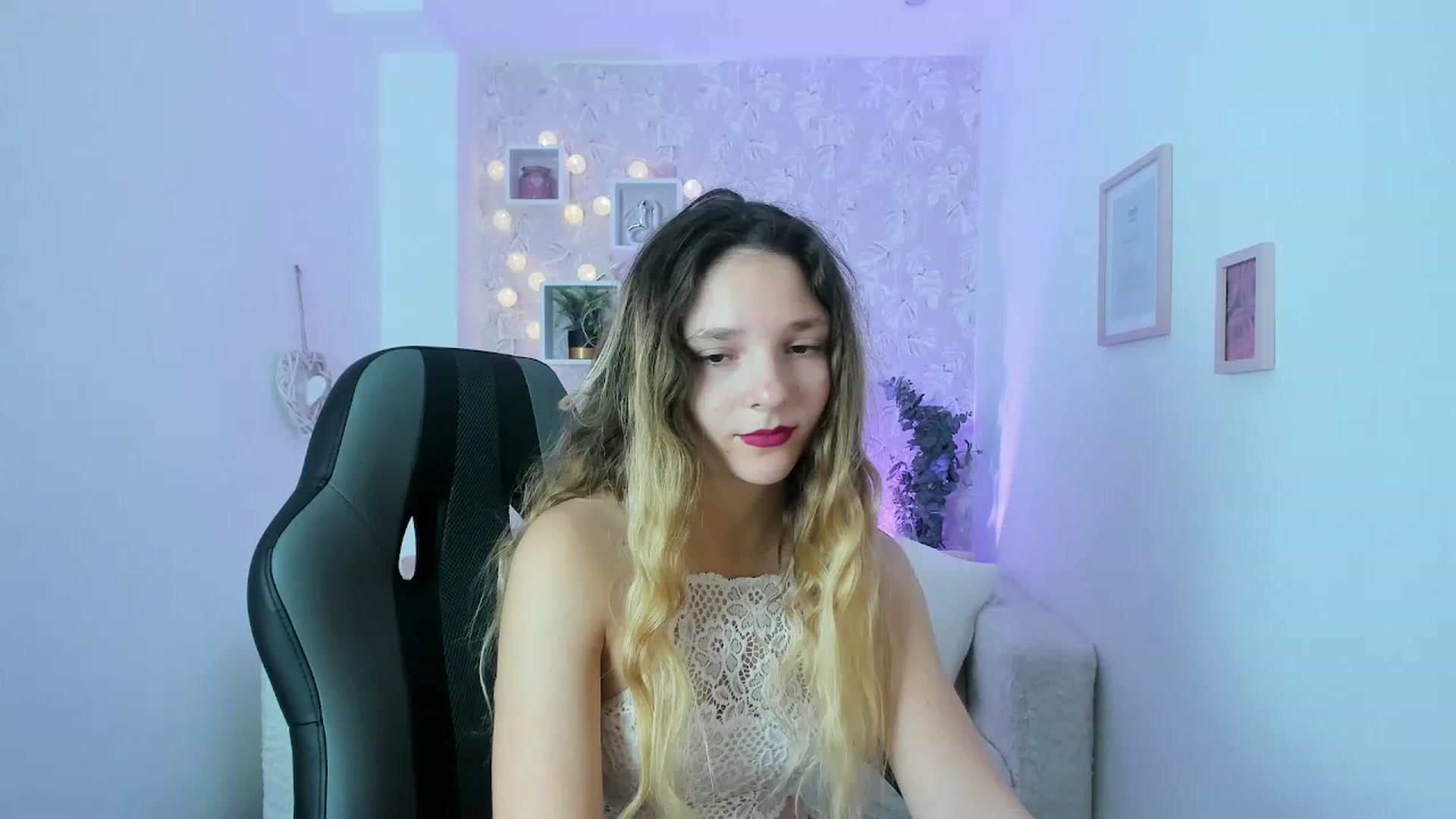 Gallery image thumbnail from Riley_Cutie's myfreecams stream on, 12/29/2022, 12:39 image 10 of 20