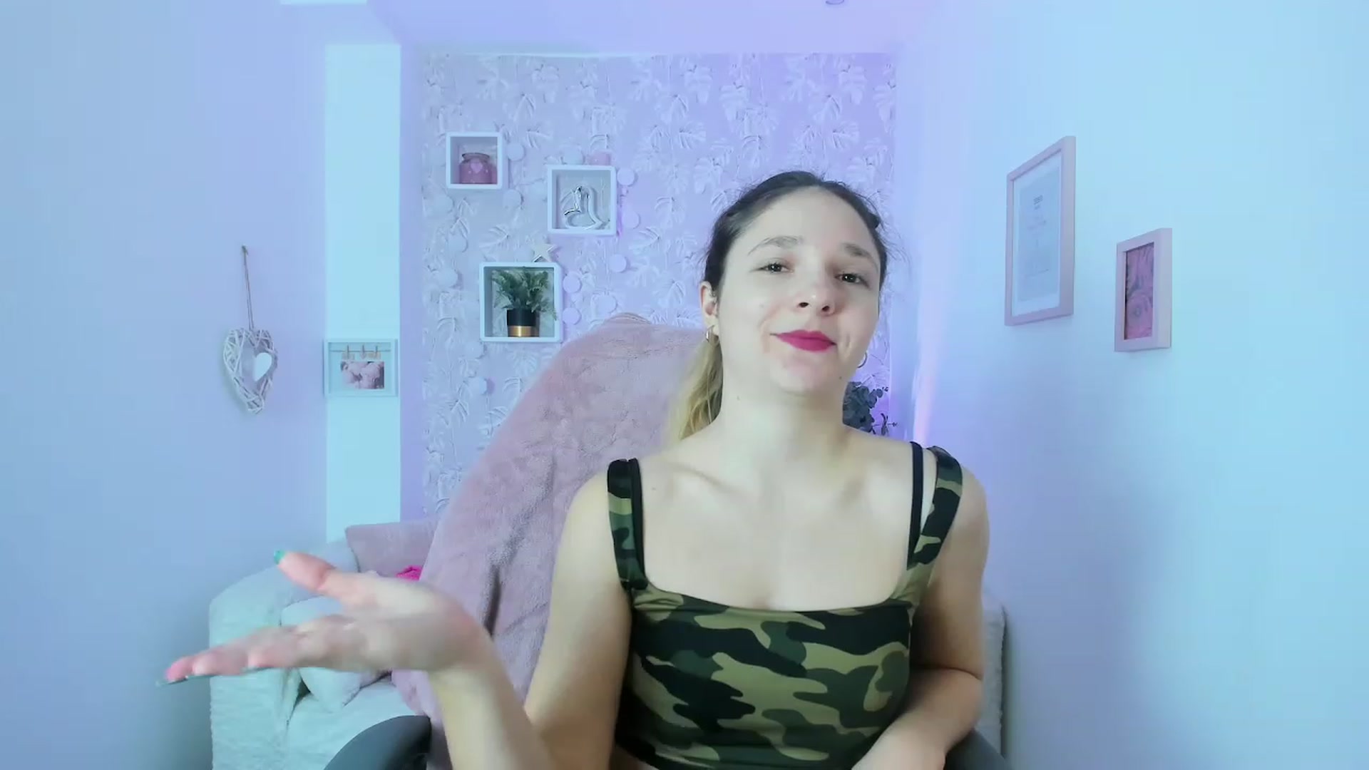 Gallery image thumbnail from Riley_Cutie's myfreecams stream on, 12/30/2022, 11:00 image 17 of 20