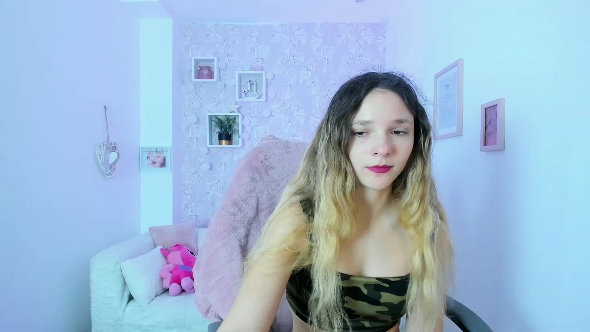 Gallery image thumbnail from Riley_Cutie's myfreecams stream on, 12/30/2022, 11:00 image 6 of 20